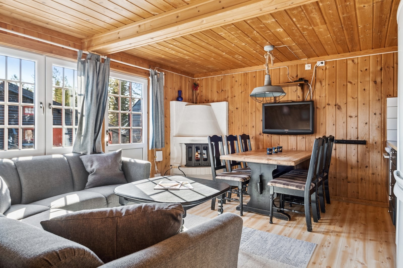 Stuen er i en åpen praktisk, arealeffektiv og soial løsning til kjøkkenet og spiseplassen med utgang til østvendt solrik terrasse. Galleribilde