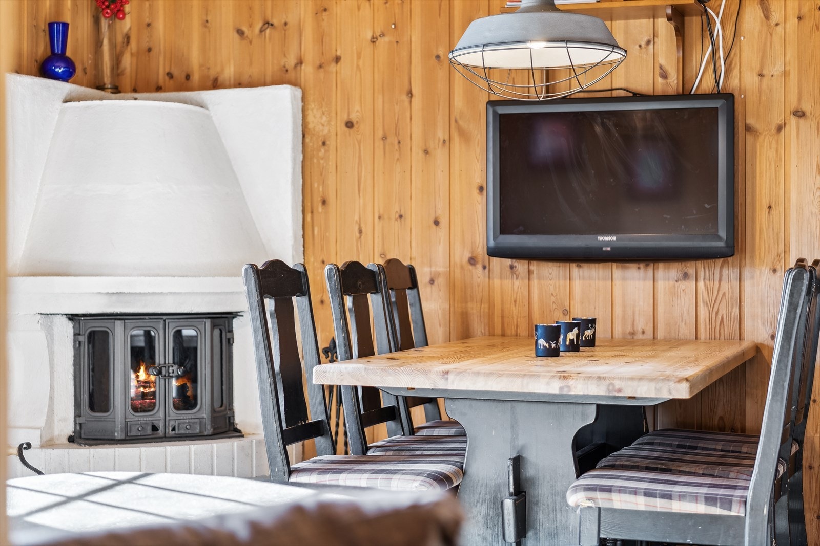 I hjørnet av stuen er det en murt peis med peisinnsats med dører i glass. Galleribilde