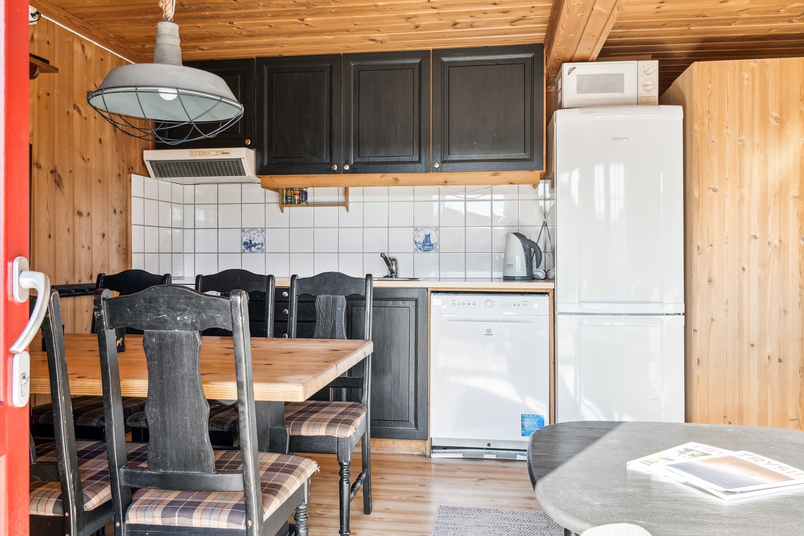 Kjøkkenet har kjøkkenventilator med kullfilter montert over komfyr. Frittstående kombiskap med kjøl/frys. Mikrobølgeovn plassert oppe på kombiskap. Kjøkkenet er utstyrt for utleie med hvitevarer og kjøkkenutstyr. Galleribilde