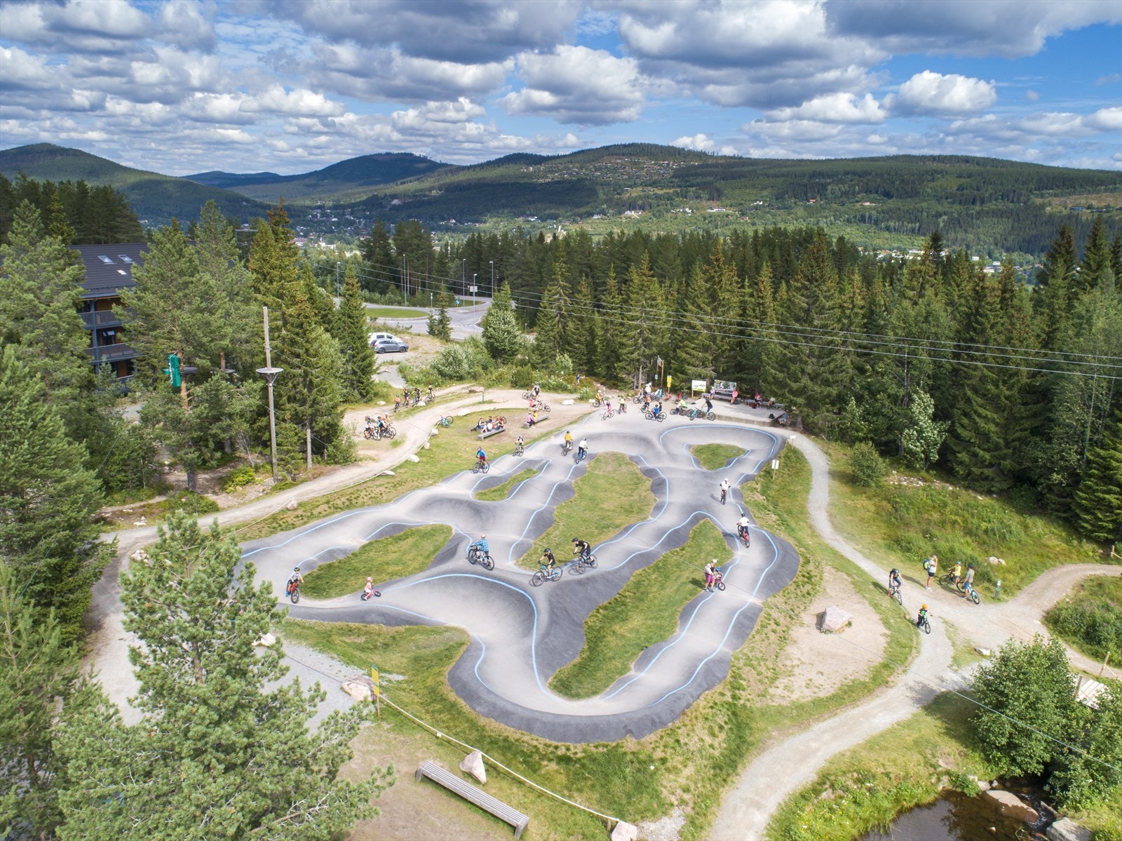 Trysil Bike Arena med klatreparken til venstre. Galleribilde