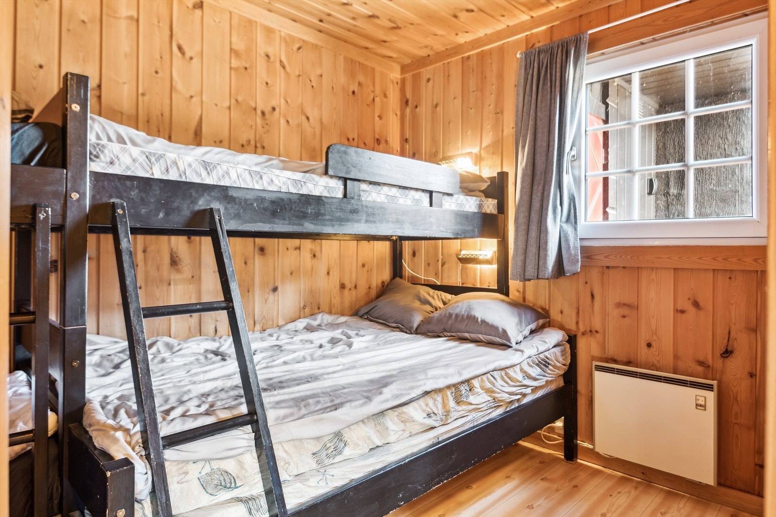 Soverom 2 har vindu i nordlig retning ved inngangen og er delvis skjermet for innsyn. Galleribilde