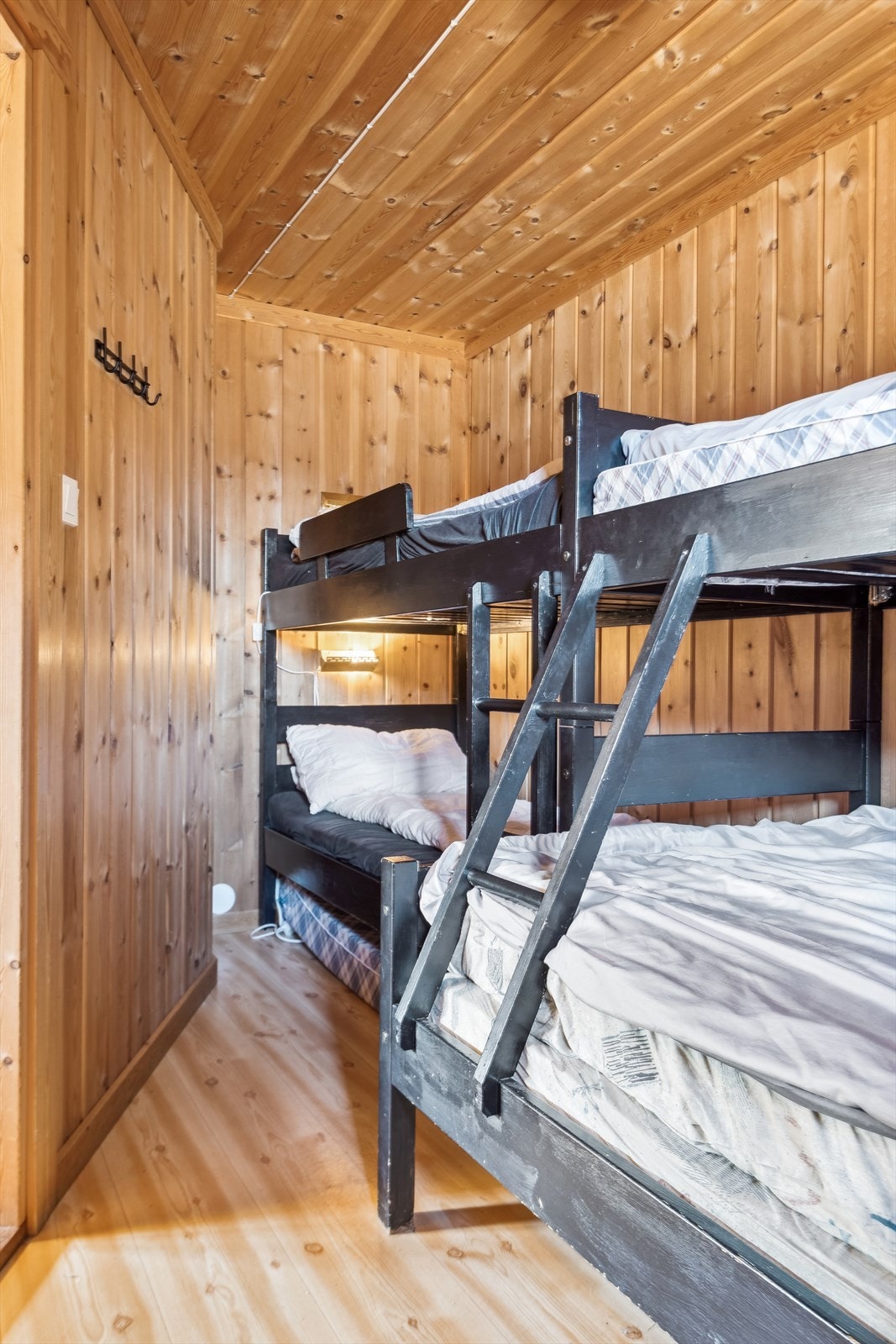 Soverom 2 er utstyrt med 2 køyesenger, hvorav 1 er en familiekøyeseng, det er totalt 5 sengeplasser. Det er plass for smart lagring under sengene. Galleribilde