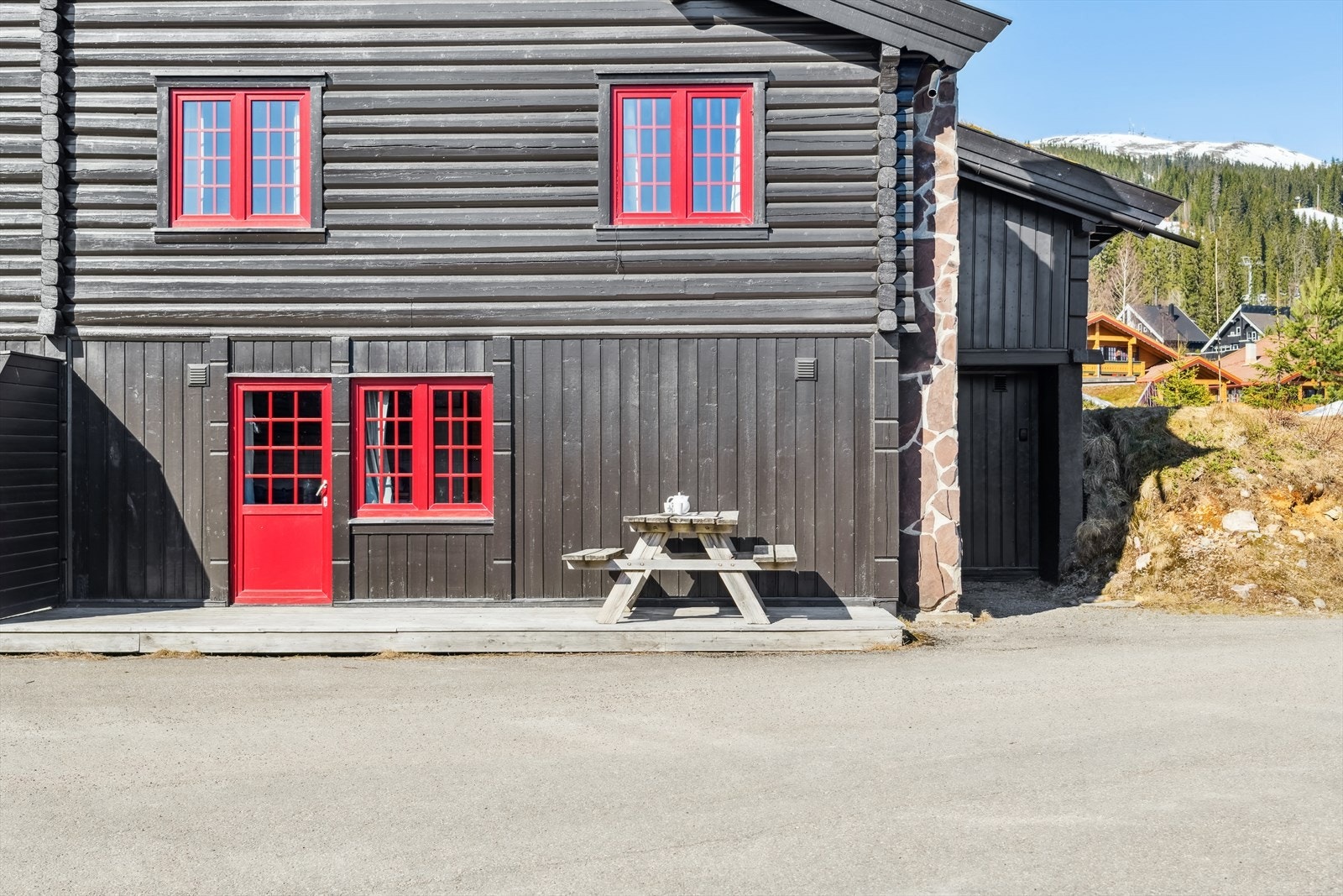 Romslig og solrik østvendt terrasse med adkomst fra stue og terreng. Galleribilde
