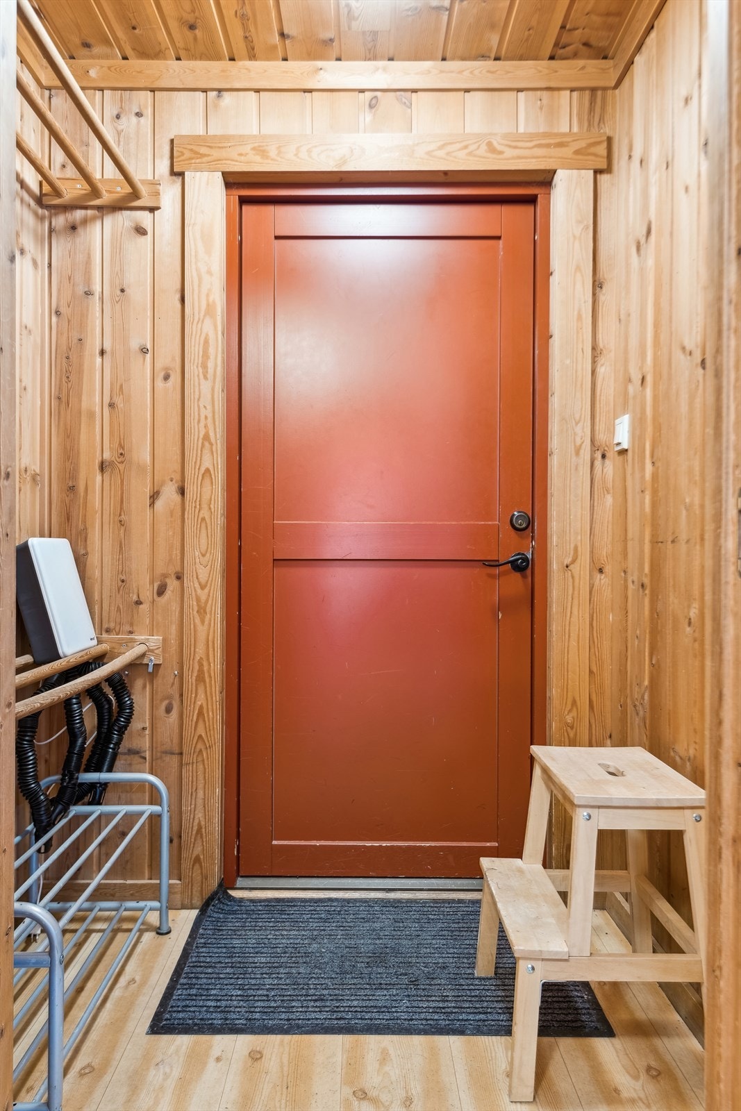 Gang/entré med opplegg for oppheng av yttertøy og hyller til sko. Galleribilde