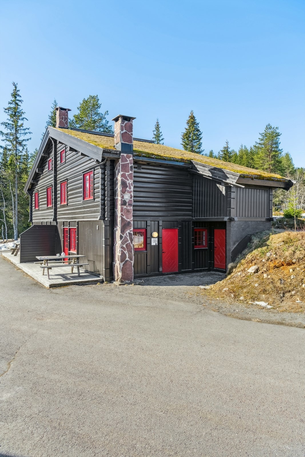 Fasade ved parkering og inngang til leiligheten og sportsboden. Galleribilde