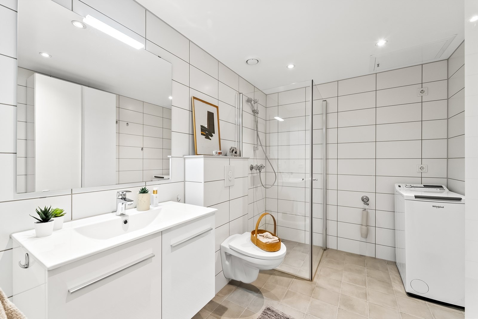 Lyst og moderne bad med tidløst design og praktiske løsninger. Galleribilde