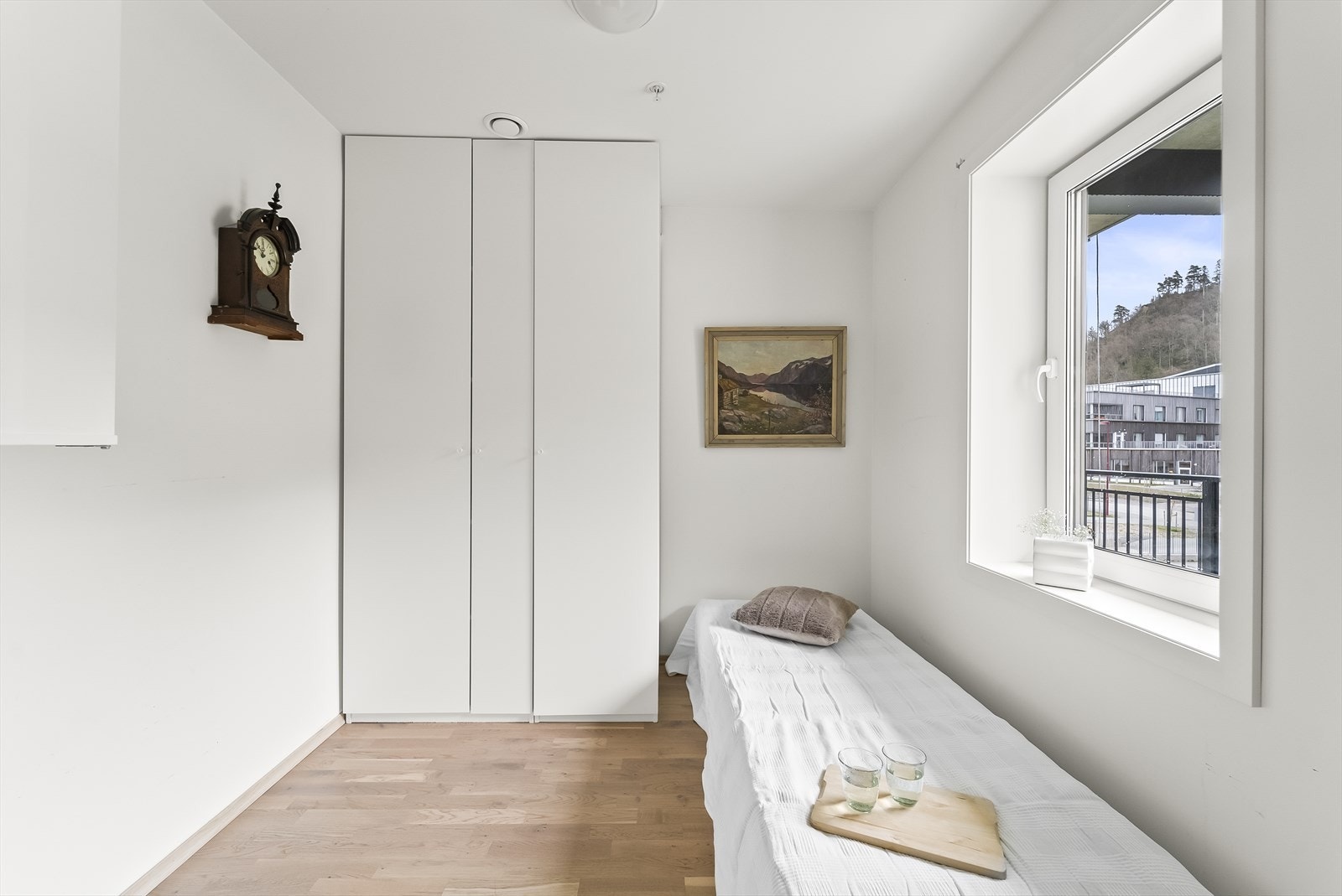 Rom innredet som soverom. Rommet er godkjent til kontor/garderoberom og dermed ikke godkjent til soverom. Galleribilde