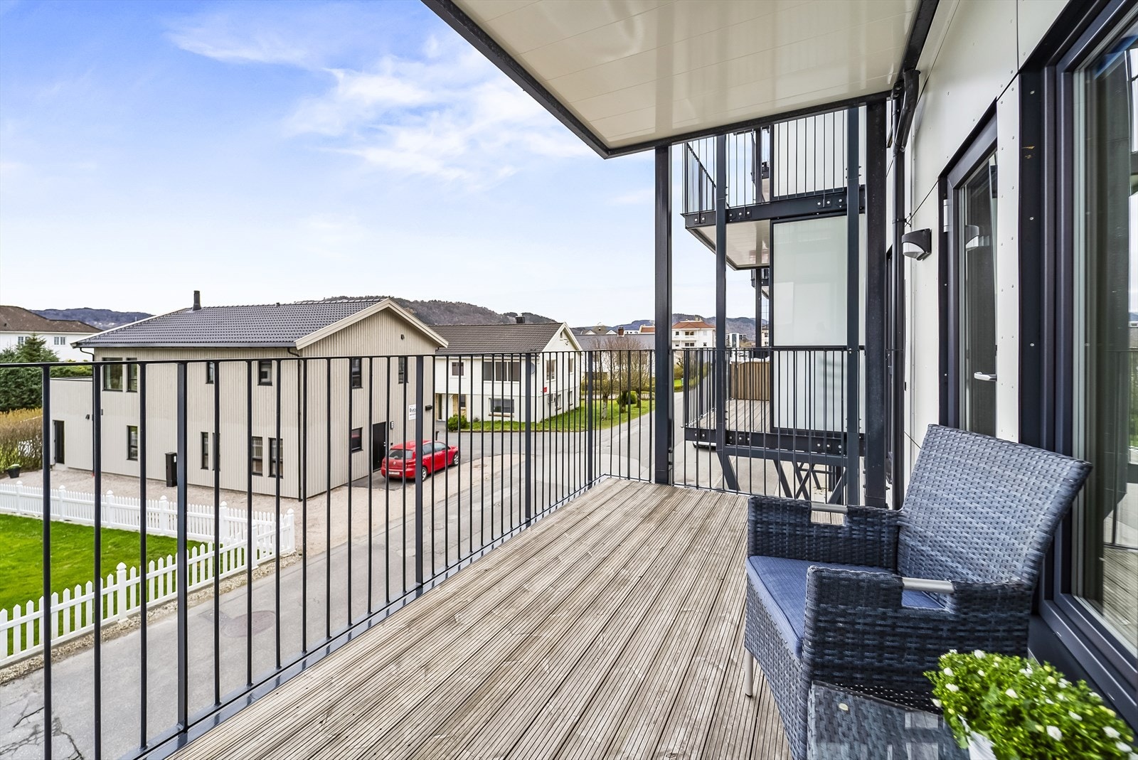 Overbygd terrasse med mye sol og mulighet for møblering. Galleribilde