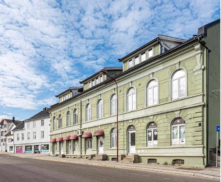 bygården ligger sentralt i Larvik Galleribilde