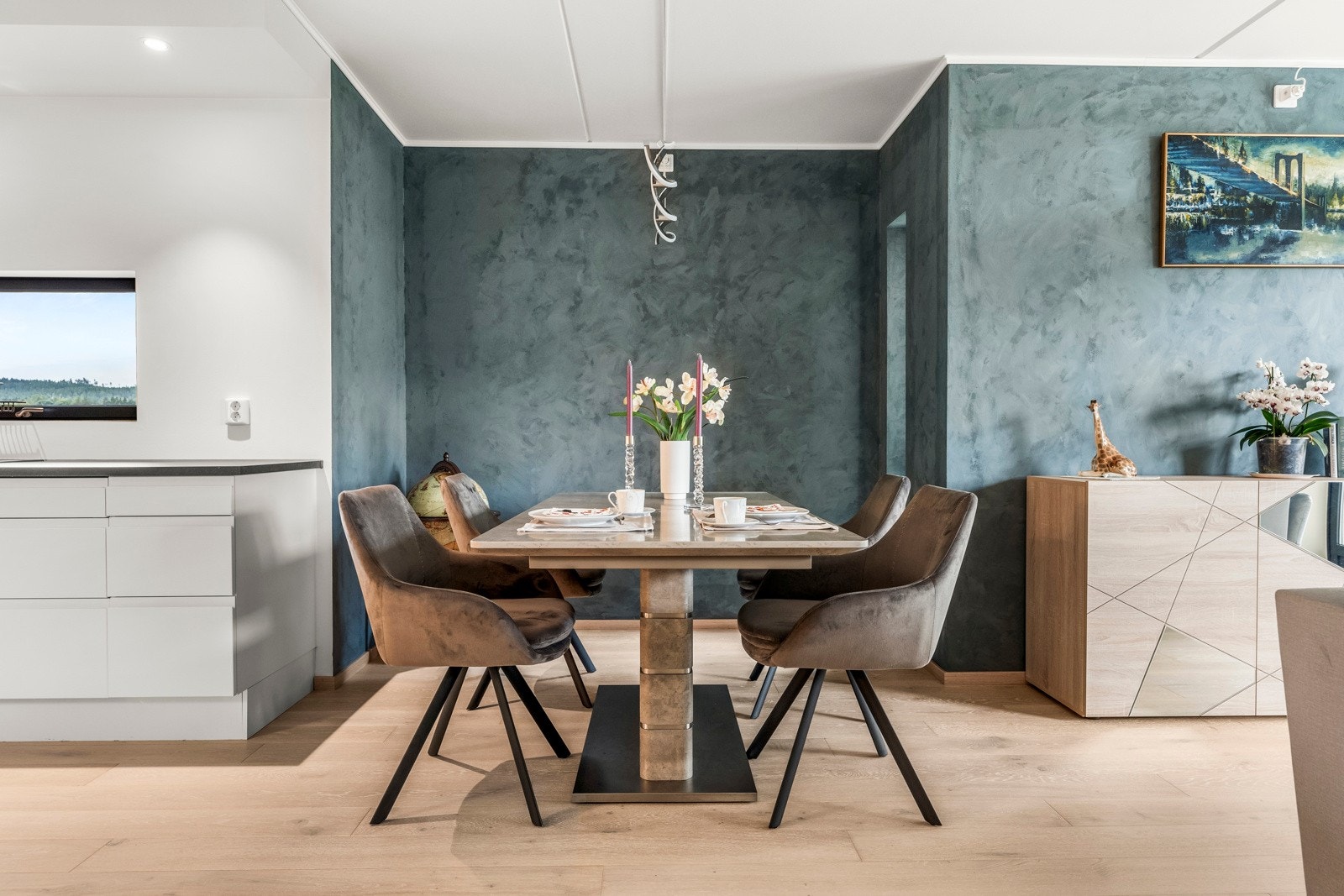 Spisestuen har en nisje hvor det er plass til et romslig spisebord. Her er det også tilrettelagt for et rundt spisebord ved nisjen Galleribilde
