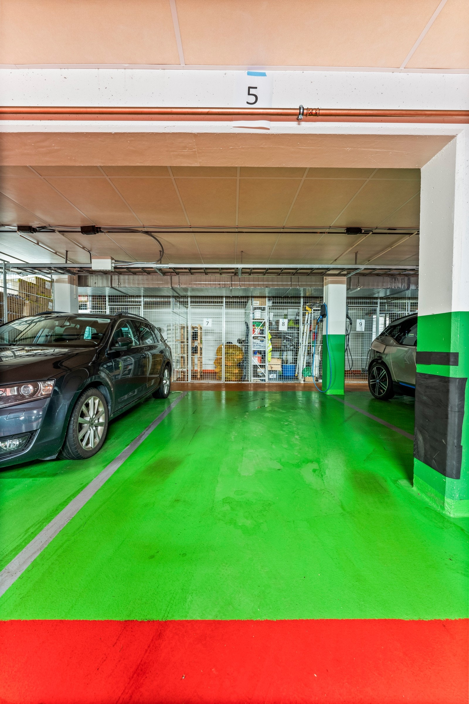 Leiligheten disponerer en fast biloppstillingsplass i felles garasjeanlegg i underetasjen. Det er installert elbillader av leverandøren EASEE. Det er også gjesteparkering i garasjeanlegget, betaling etter gjeldene satser Galleribilde