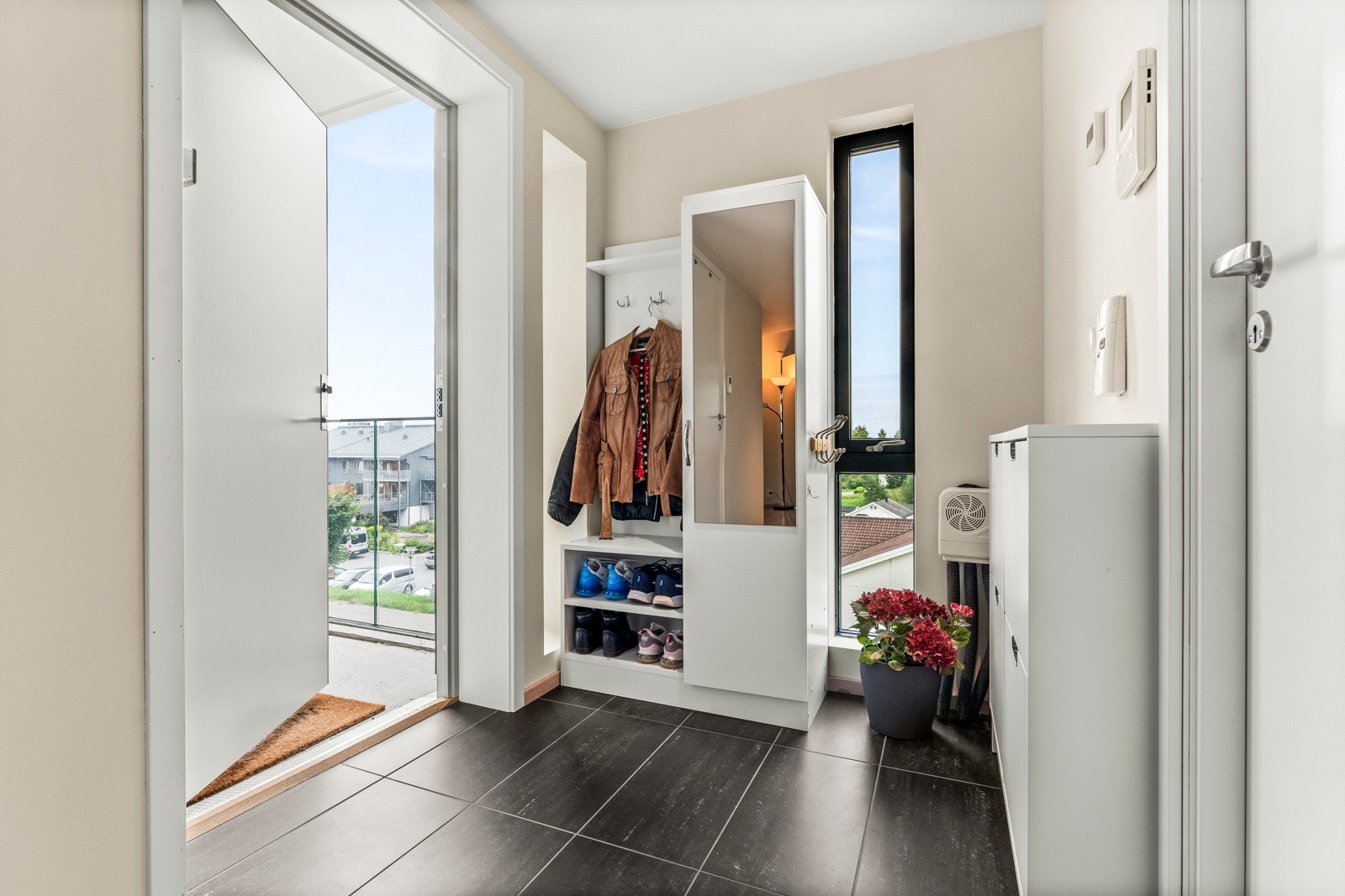 Velkommen inn - Vel inne blir du møtt av en pen entré, med god plass til ytterklær og sko. Det henger en skotørker på veggen som er utmerket for regnfulle dager Galleribilde