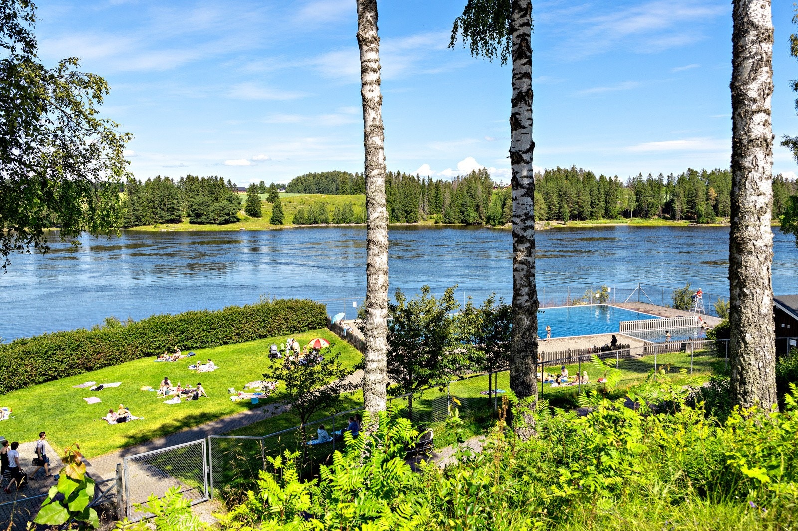 Kuskerudnebben er et utendørs badeanlegg som holder åpent hele sommeren, med temperert vann, kiosk, garderober og dusjanlegg. På andre siden av Glomma ligger Bingsfossen. Her er det fine sandstrender, svaberg og gode fiskemuligheter. Galleribilde