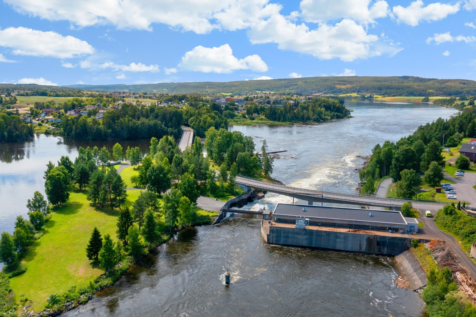 Det er ellers kort vei til lekeplass, fotballbane, skøytebane, idrettshall og treningssenter. Sørumsand IF har aktivitetstilbud innen allidrett, fotball, håndball, svømming og ski. Ved idrettshallen er det skateanlegg og anlegg for sandvolleyball Galleribilde