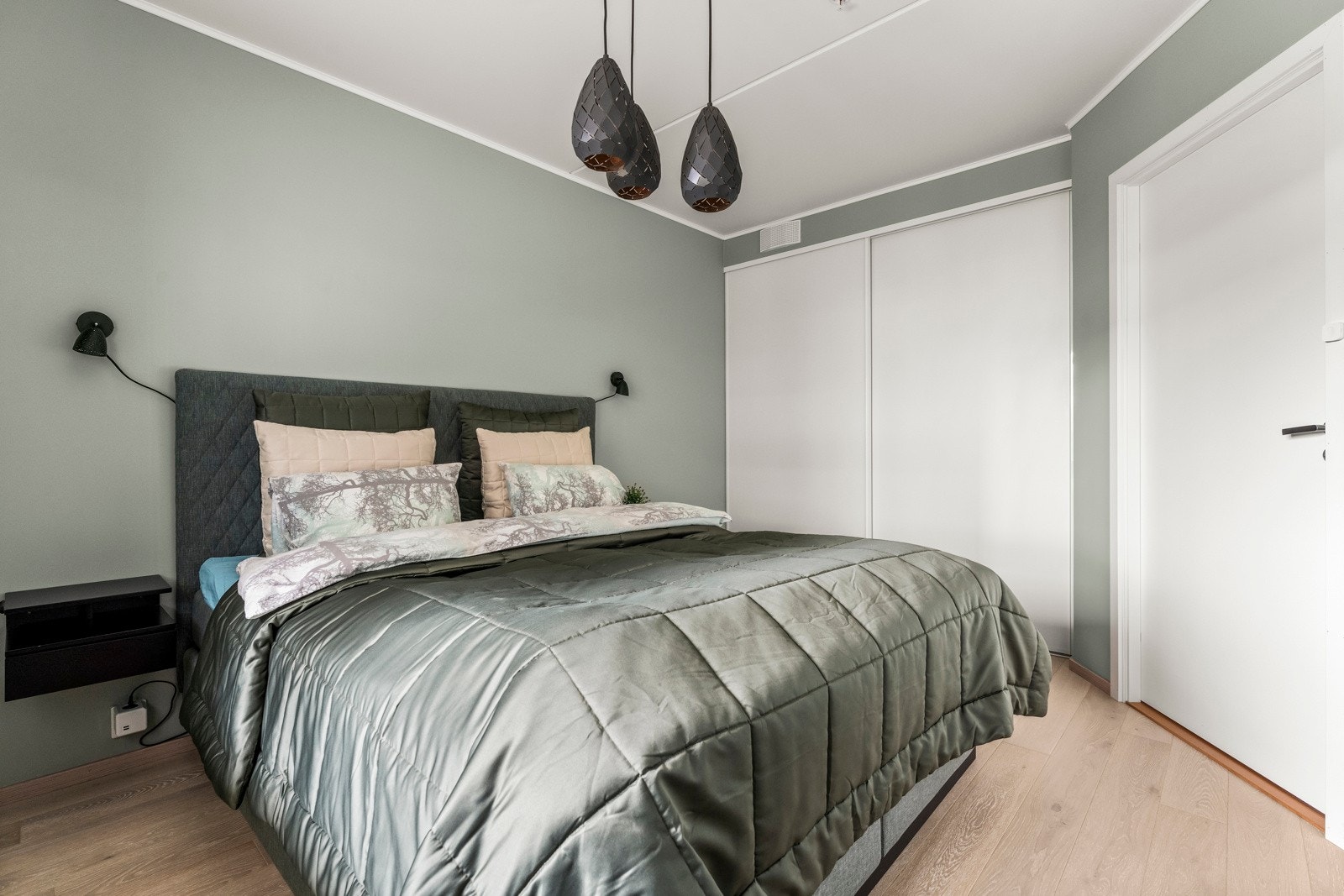 Det er godt med skapplass i innebygget garderobe med skyvedører, og plass til å sette inn en ekstra kommode på soverommet om ønskelig Galleribilde
