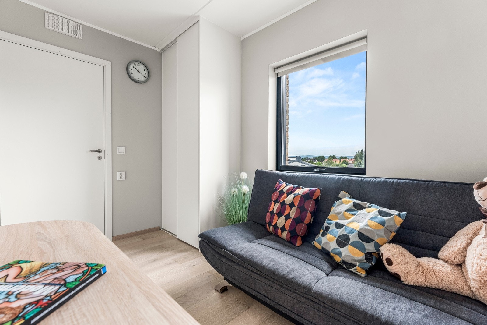 Det andre soverommet er noe mindre, men likevel plass til seng og garderobe. Rommet brukes i dag som kontor og gjesterom, men passer også utmerket som barnerom Galleribilde