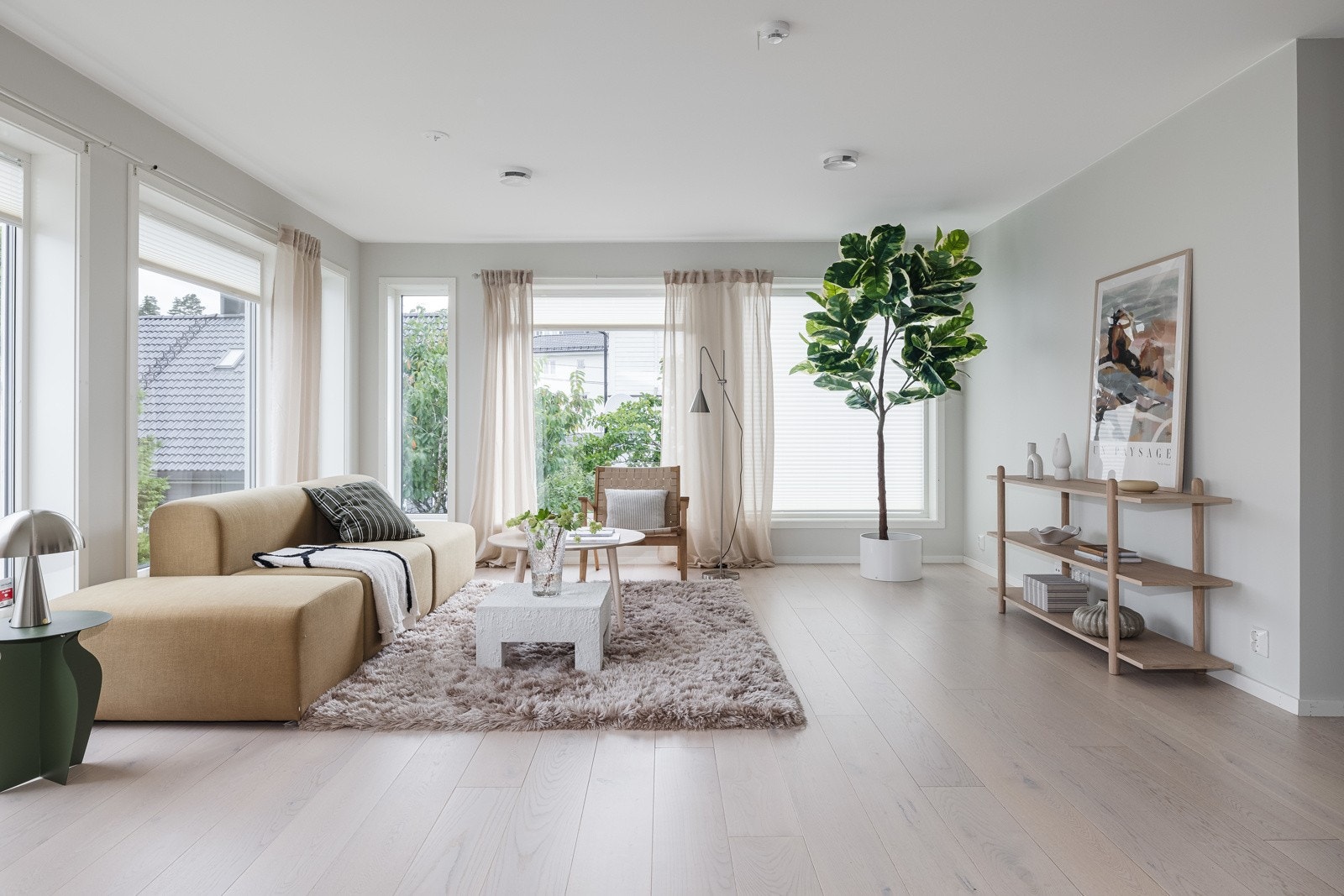 Legg merke til de store vinduene. Galleribilde