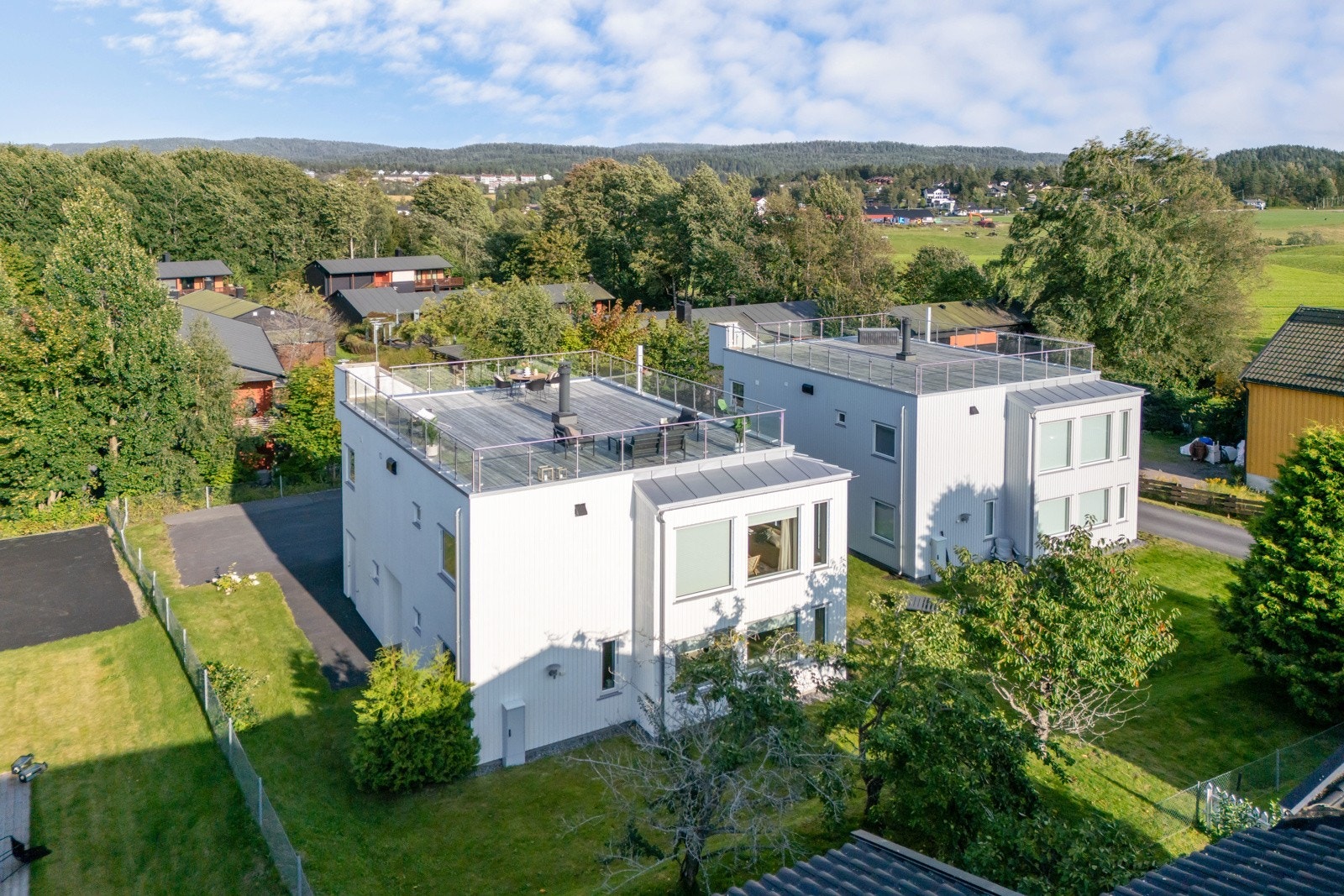 Velkommen! Funkishus med takterrasse beliggende innerst i blindvei, ypperlig beliggenhet i et barnevennlig nabolag, rett ved marka. Galleribilde