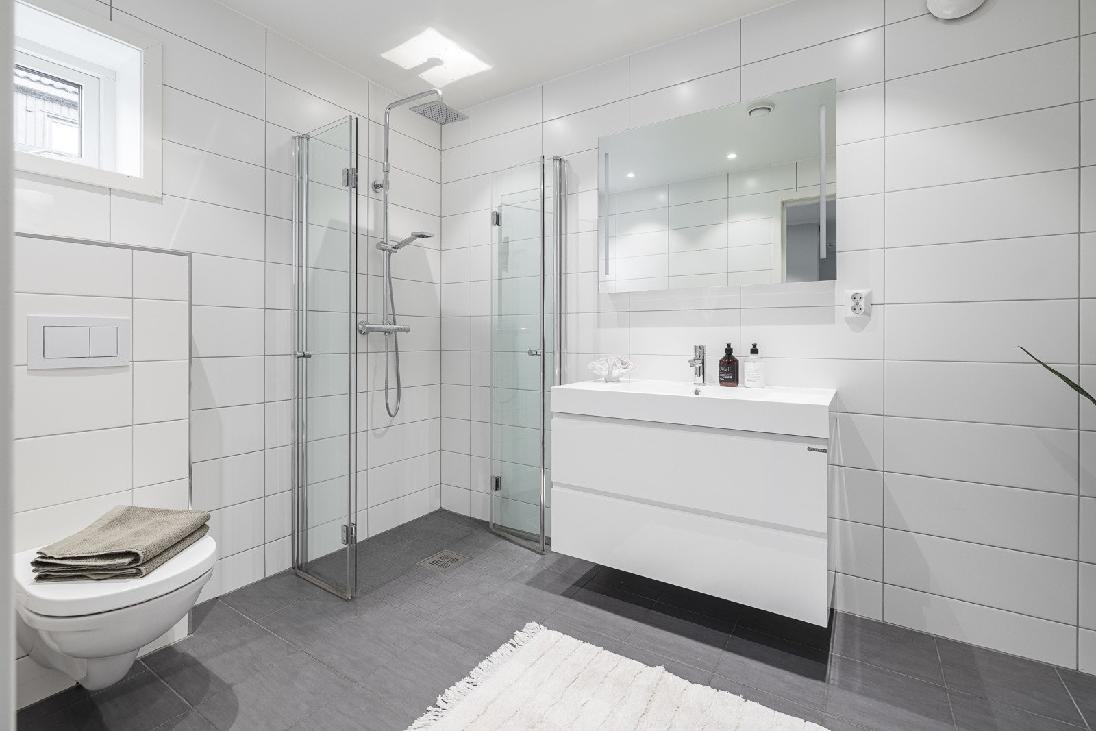 Pent, flislagt bad ved soverommene. Begge badene har varmekabler. Galleribilde