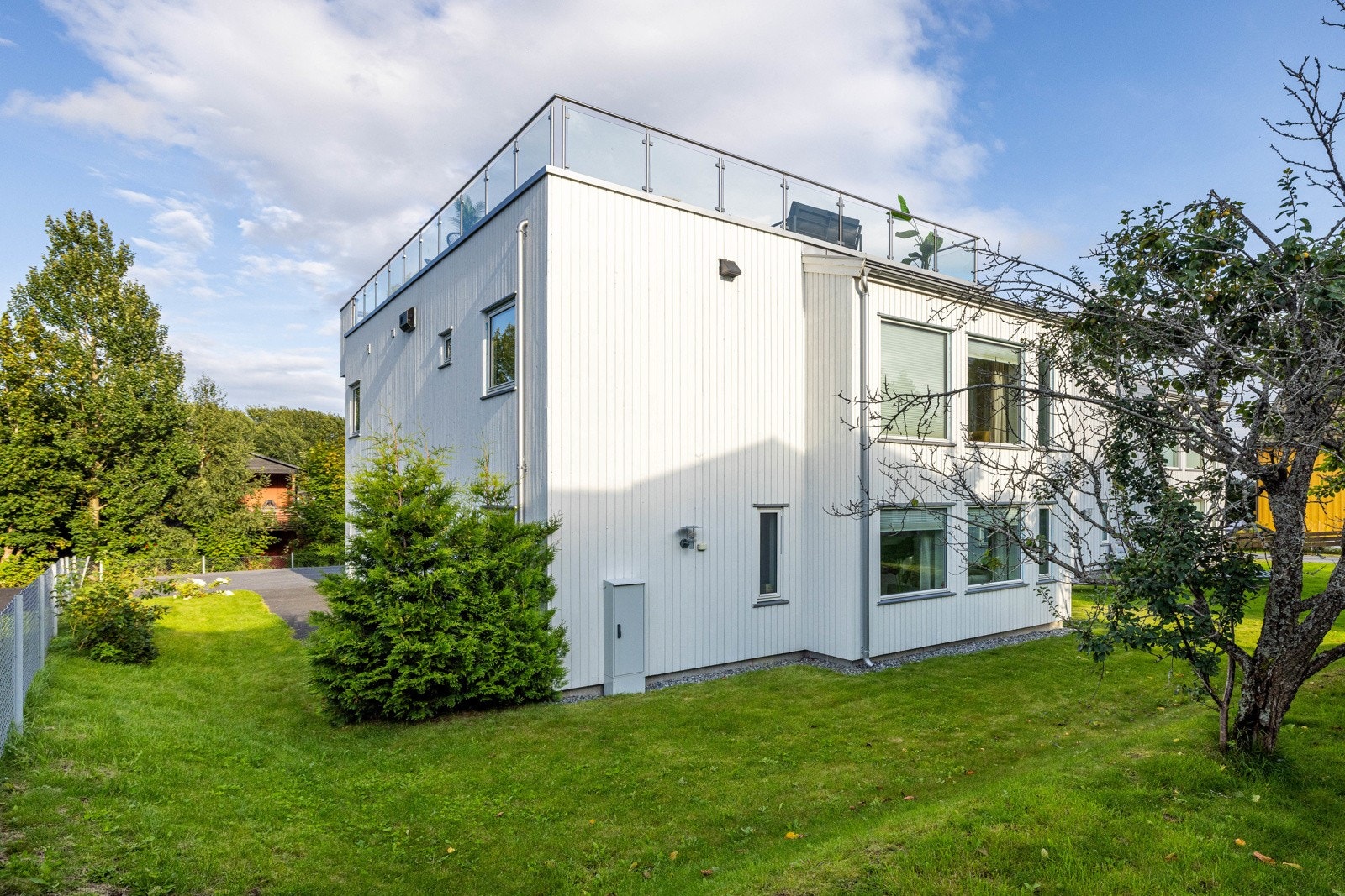 Flott og lettstelt hage rundt huset. Galleribilde