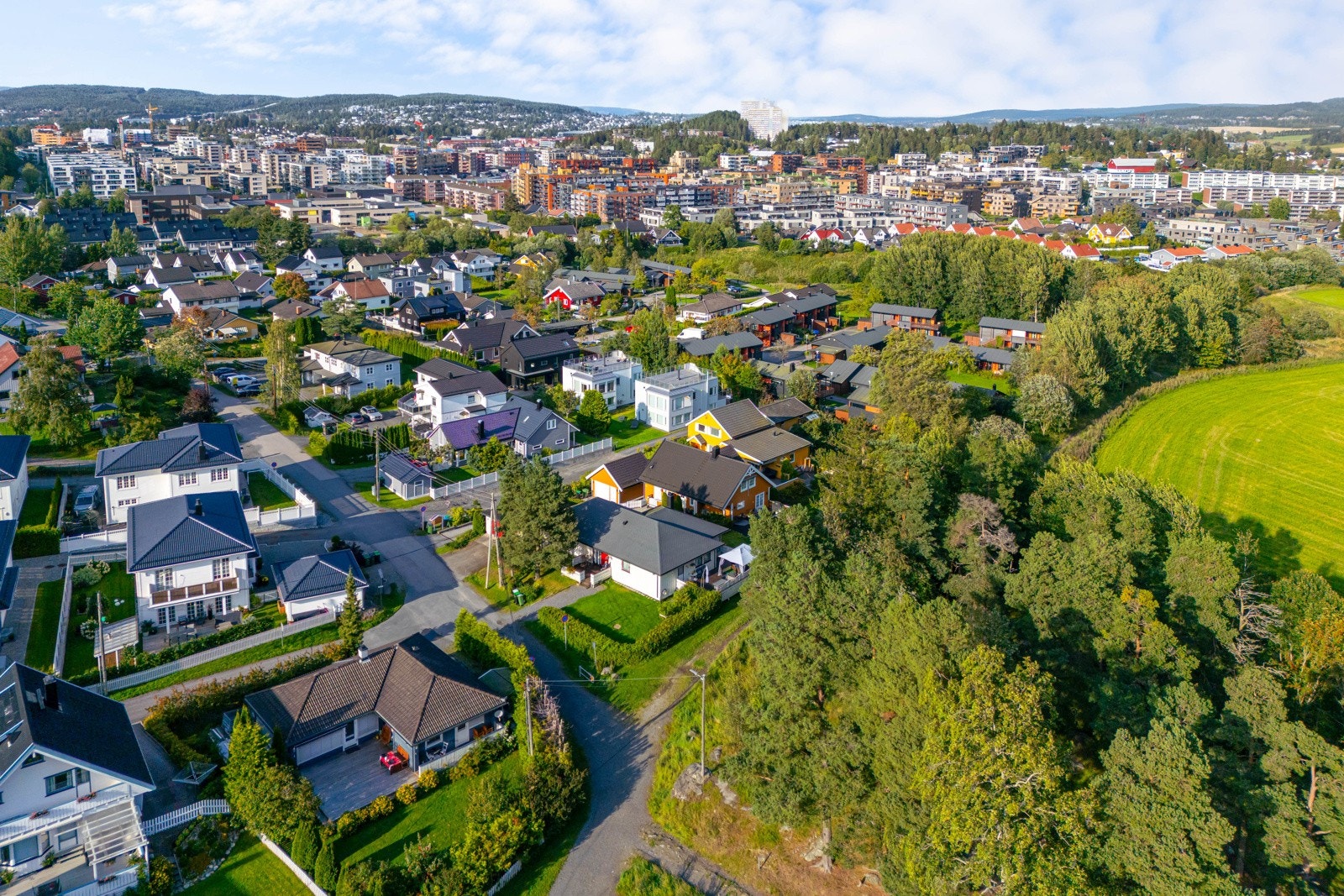 Et veletablert og tilbaketrukket nabolag ved Østmarka med trygg og kort gangavstand til Benterud skole og barnehage. Galleribilde
