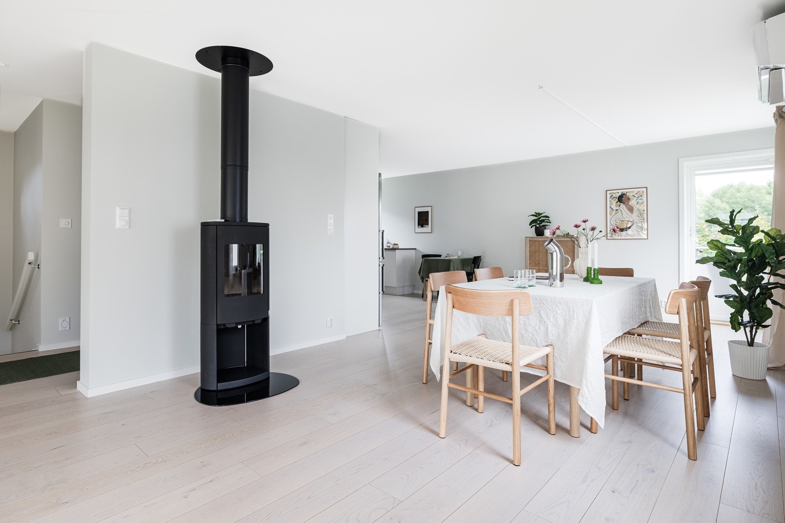 Enstavs parkett i lys tone. I tillegg til varmepumpe er det også etablert en koselig peisovn. Galleribilde