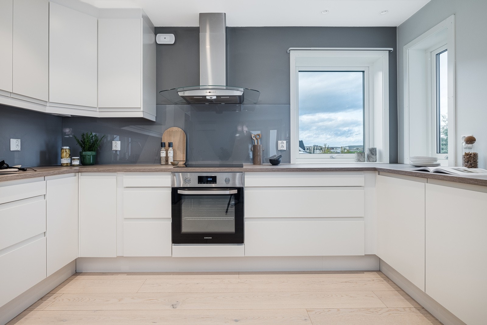 Et pent og flott kjøkken med mye oppbevaringsplass samt godt med arbeidsplass på benken. Galleribilde