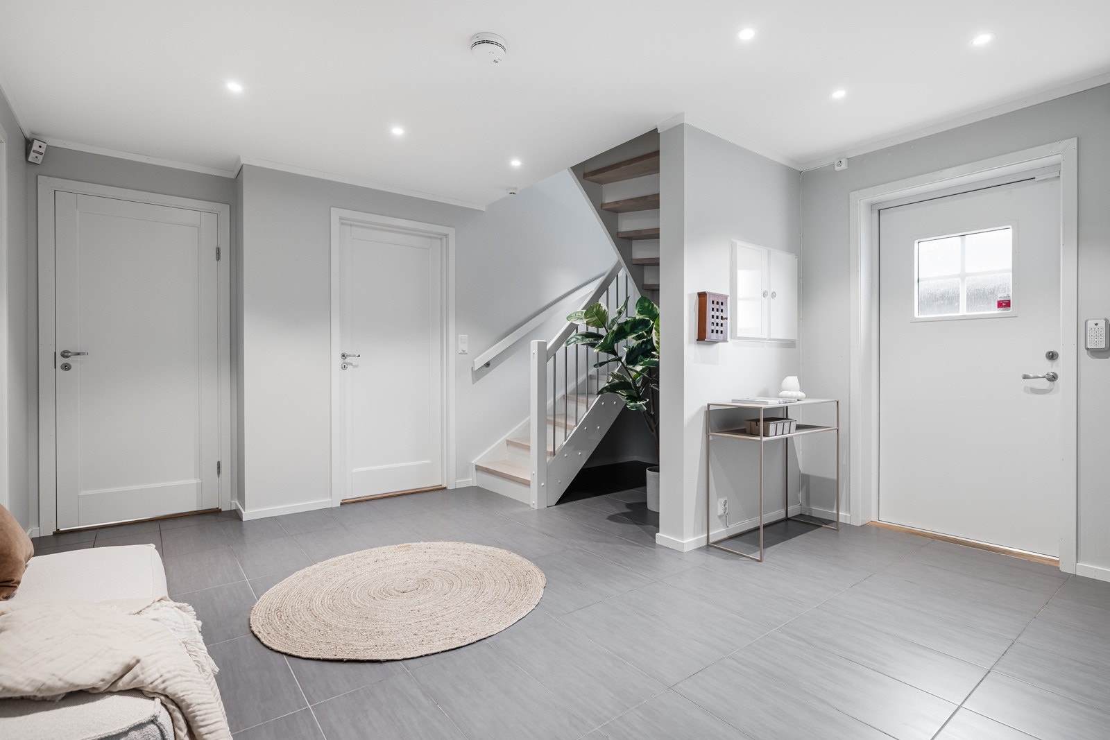 Romslig, flislagt hall med god plass til ytterbekledningen. Galleribilde