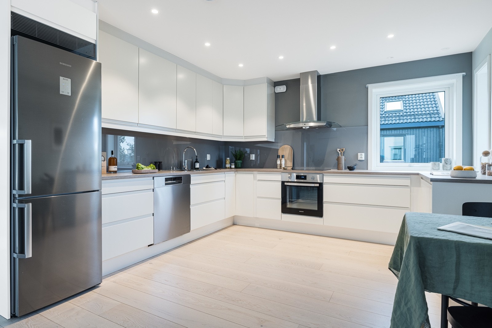 Kjøkkenet ligger i en åpen løsning mot stue og spisestue, men likevel tilbaketrukket i sin egen sone. Galleribilde