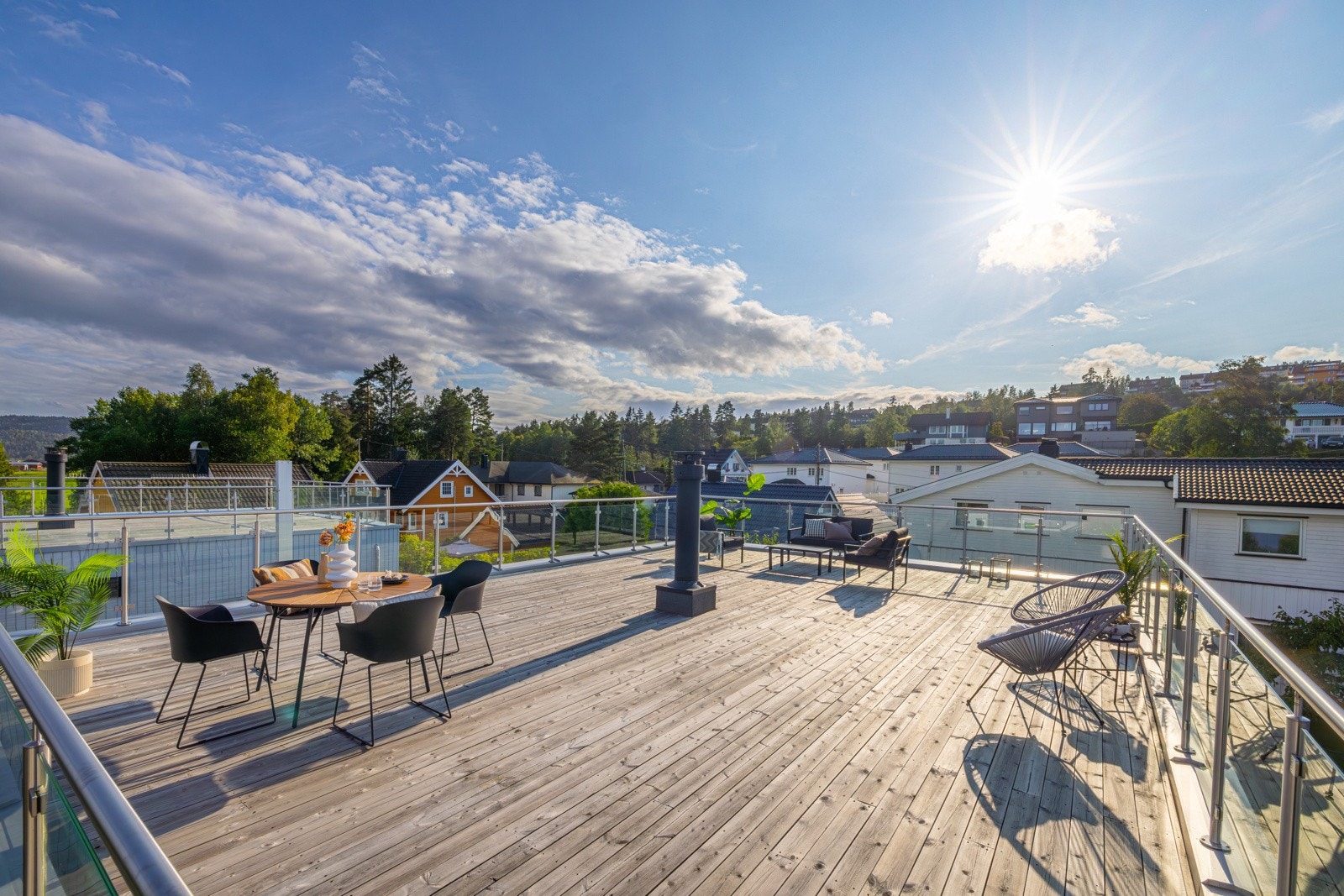 Takterrassen strekker seg utover 77 kvm og har panoramautsikt og sol fra morgen til kveld. Galleribilde