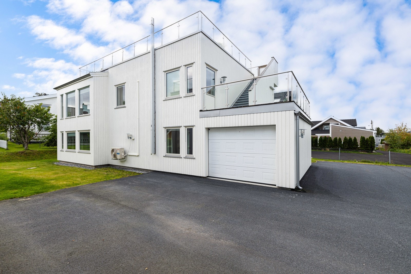 Gode parkeringsmuligheter i integrert garasje og på asfaltert gårdsplass. Galleribilde