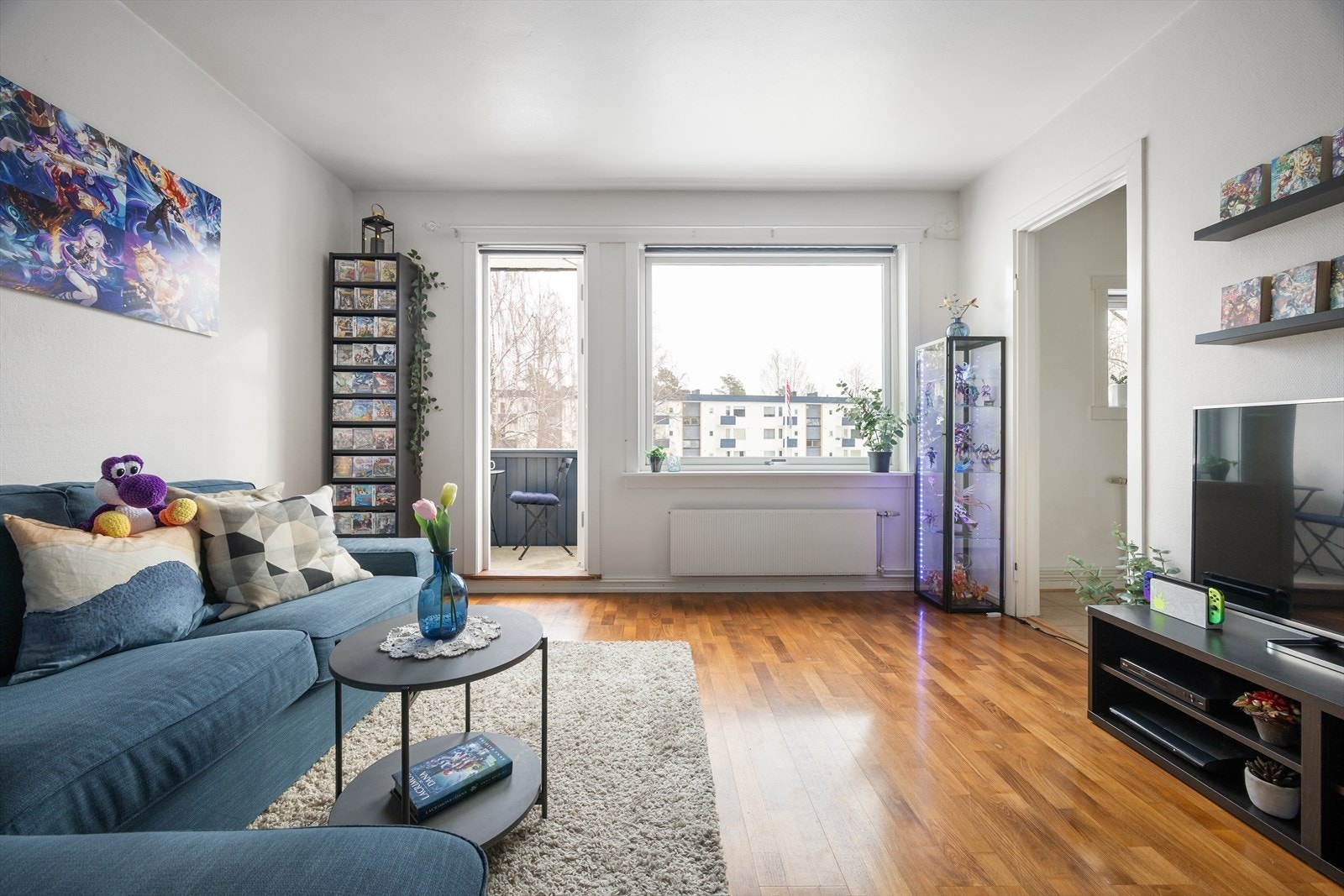 Leiligheten ligger usjenert til, og oppleves både lys og luftig da det er store vindusflater. Galleribilde