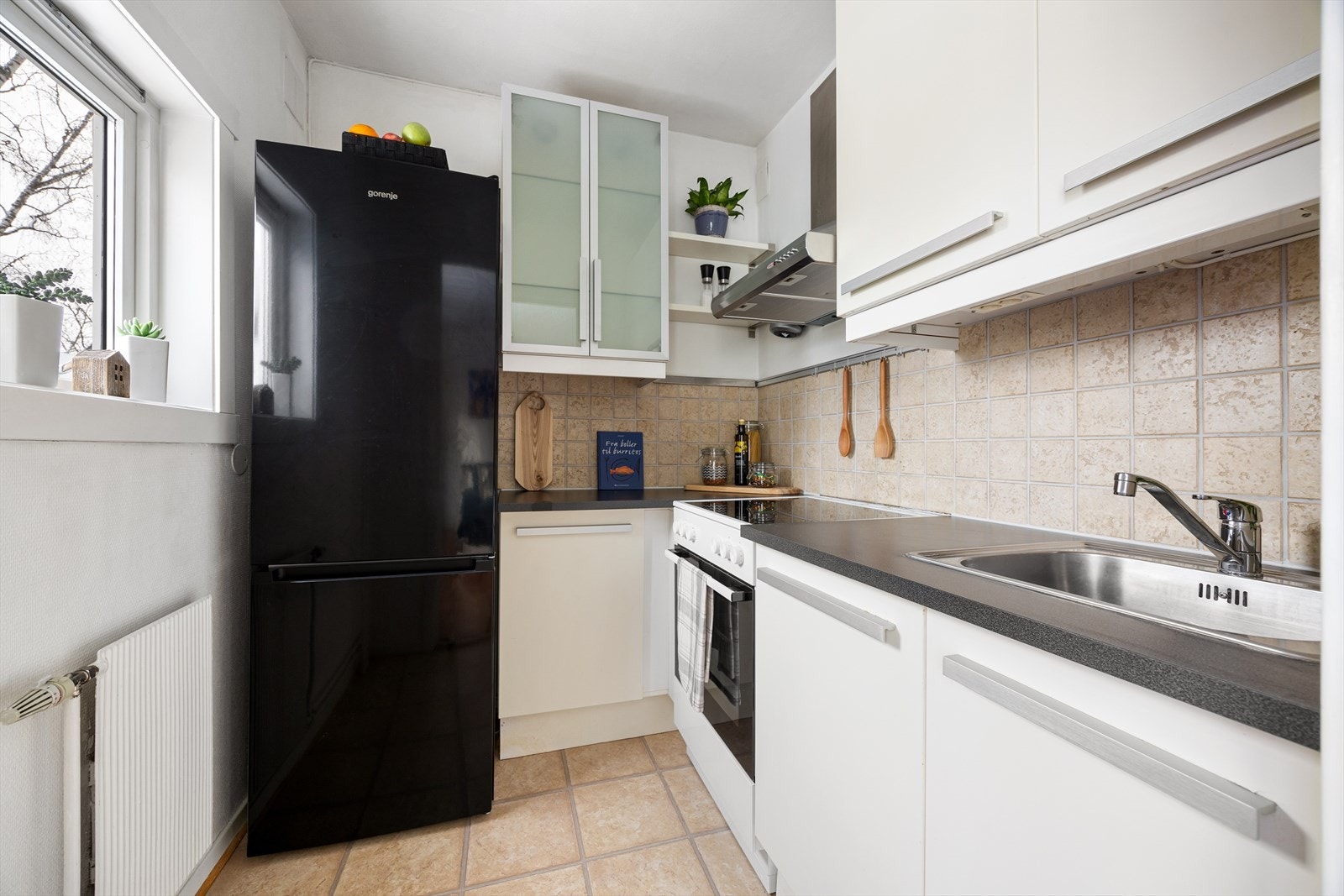 Pent og tidløst kjøkken. Mange har også flyttet kjøkkenet ut og bygget om dette til sovedel Galleribilde