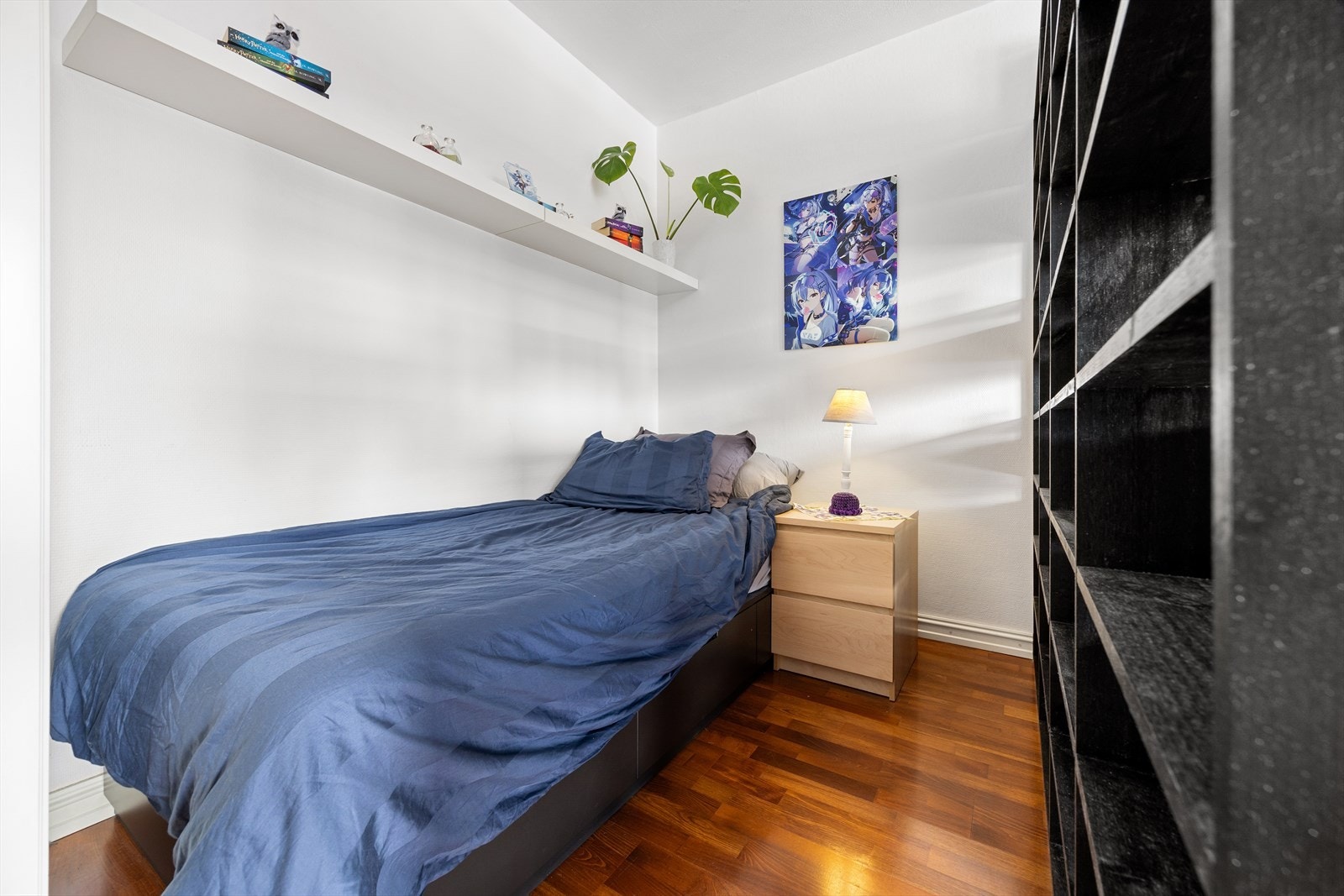 Her er det plass til stor seng med oppbevaring over Galleribilde