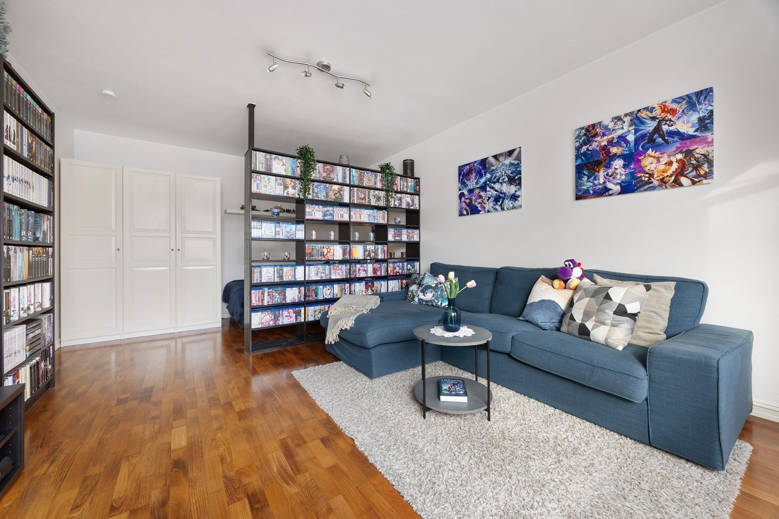 Bak den plassbygde hyllen er det laget en sovealkove Galleribilde