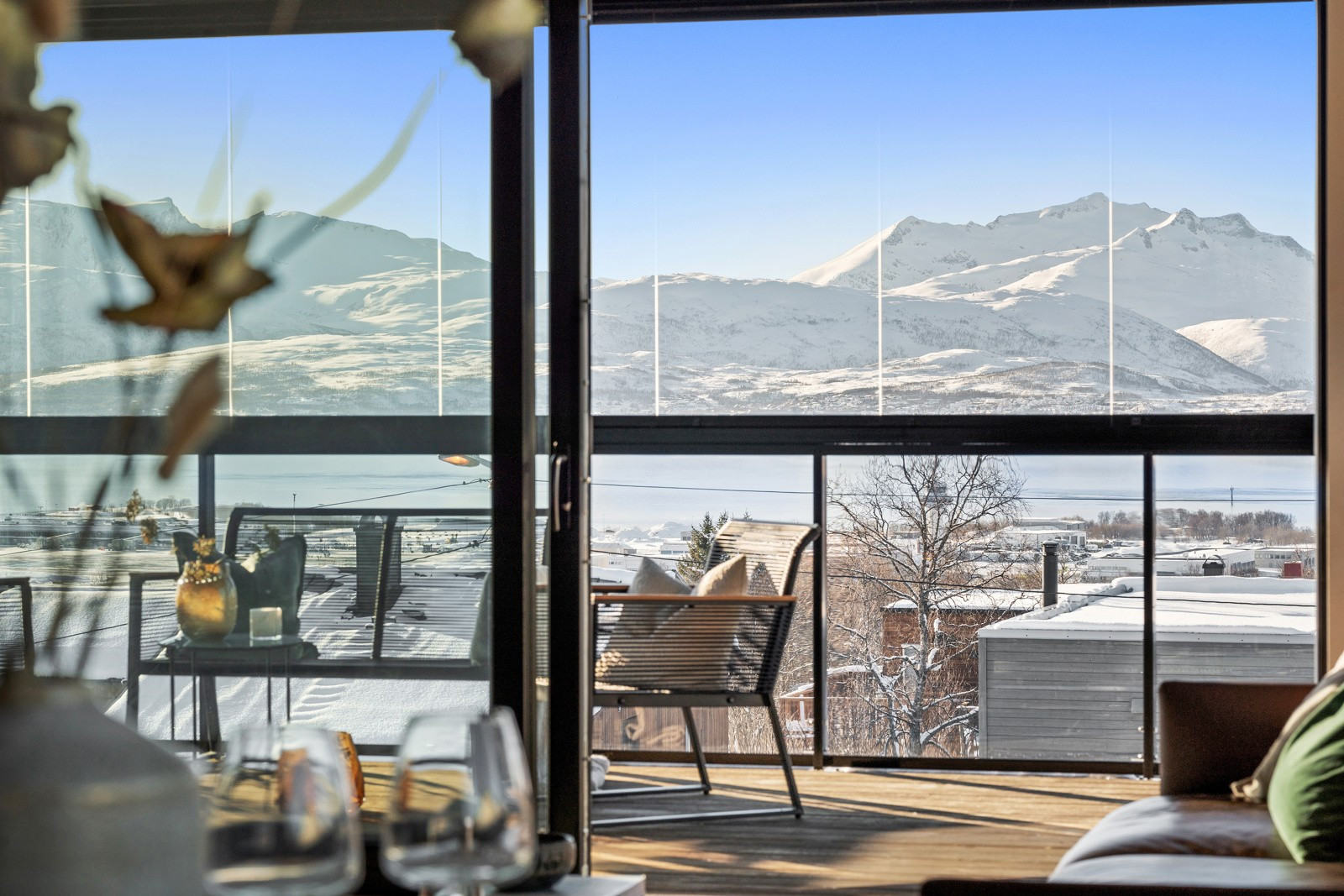 Boligen har både stor innglasset balkong og terrasse som gir optimale sol- og utsiktforhold.