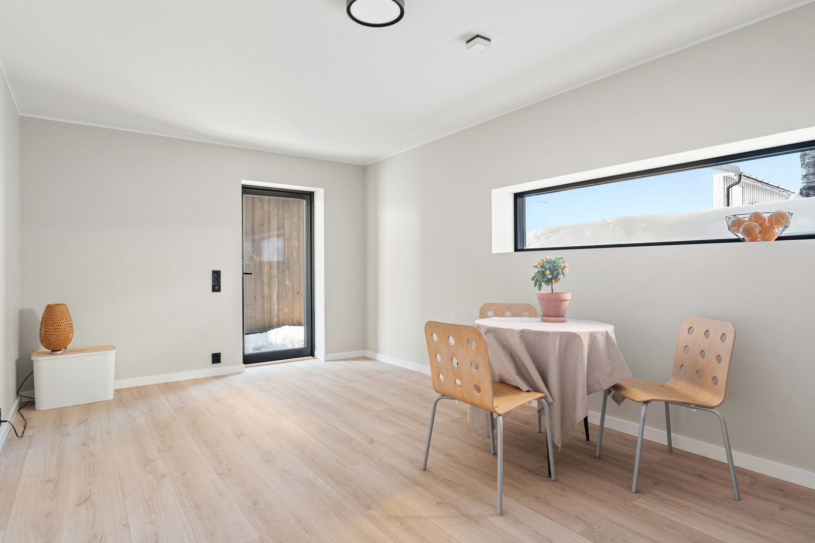 I underetasjen finner du hybelleiligheten som er utformet med like høy kvalitet og estetikk som resten av huset.