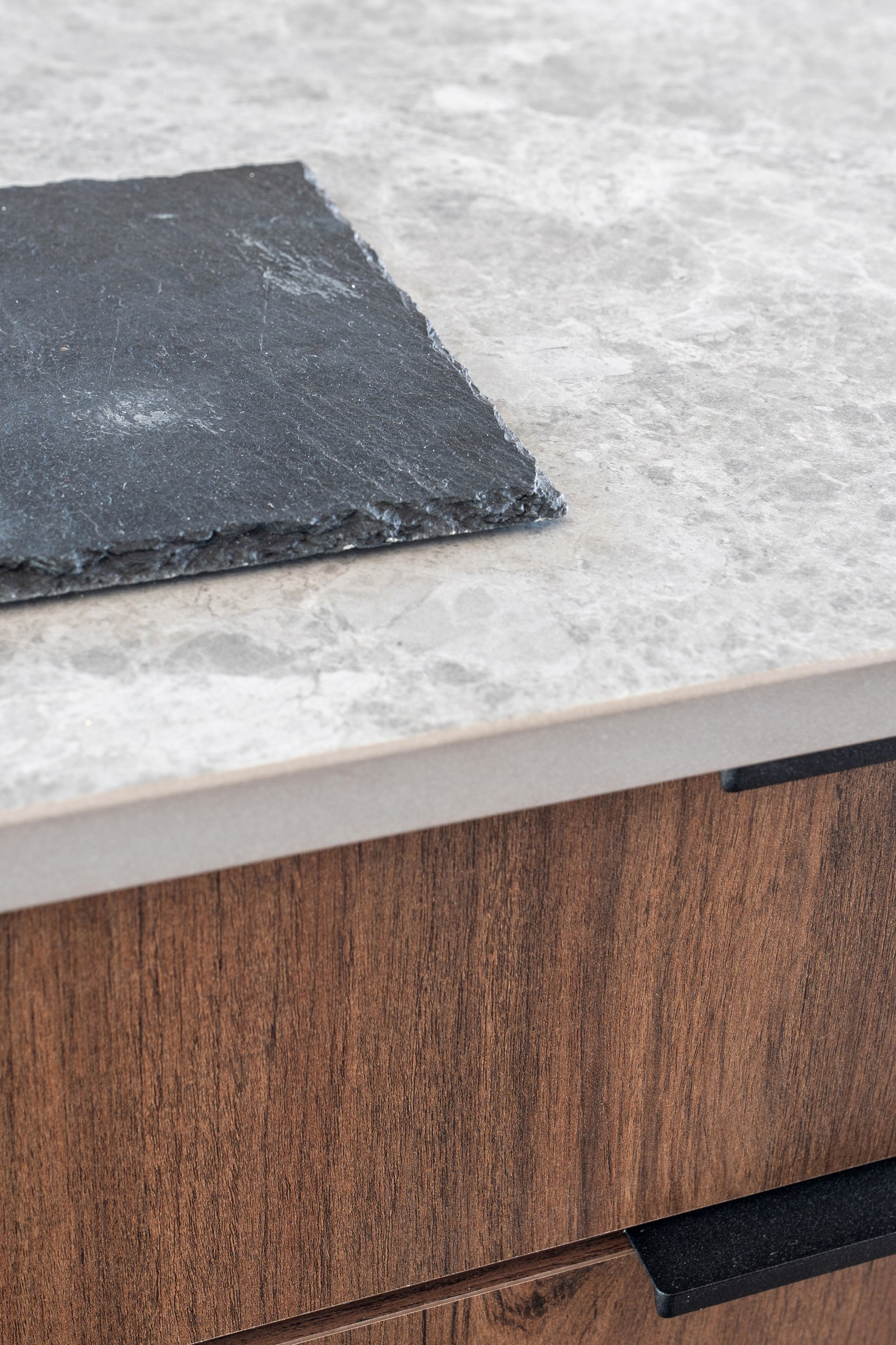 Benkeplate fra Dekton. Avtrekksviften er integrert i platetoppen med filter.
