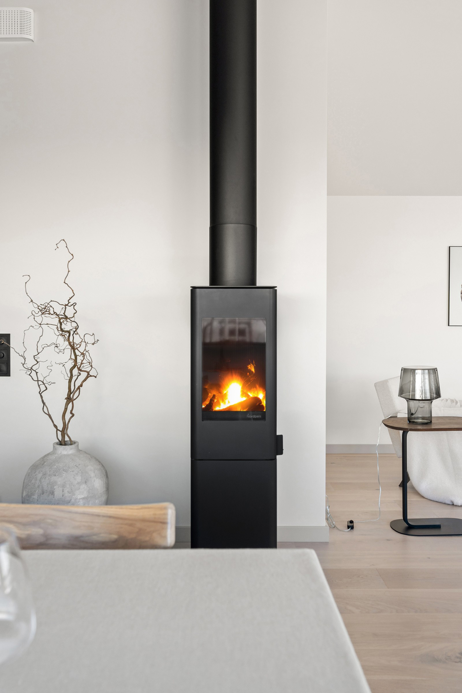 Vedfyring på stue gir lun varme og reduserte energikostnader.
