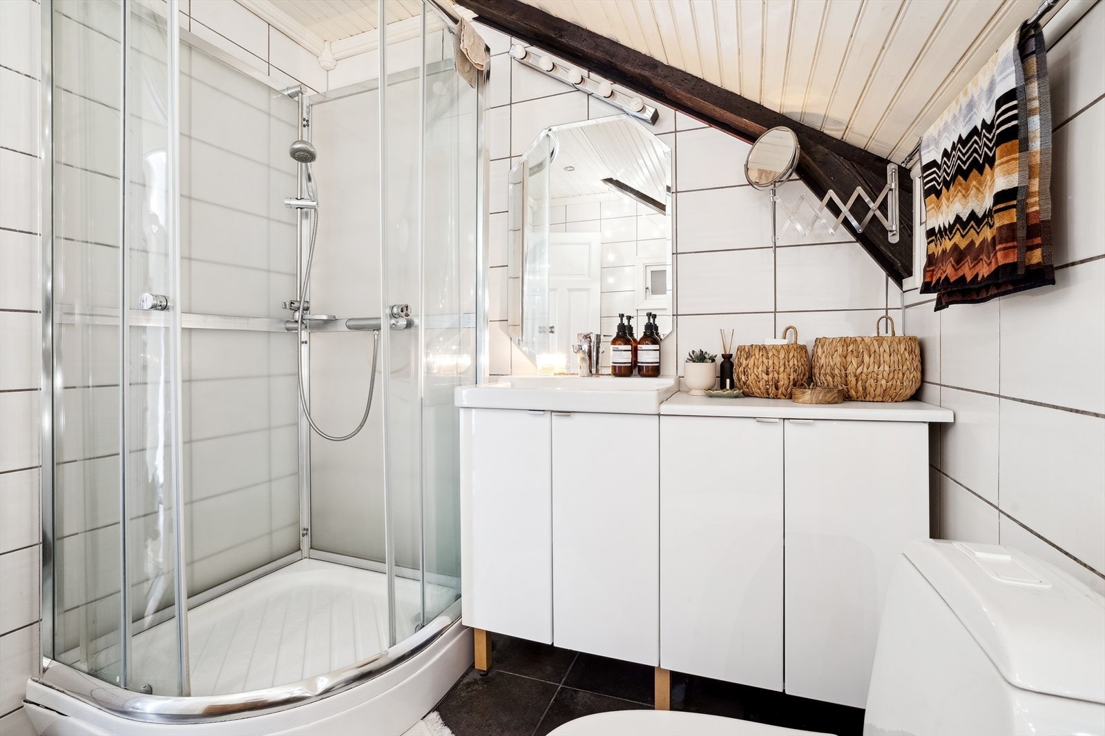 Badet er fullt utstyrt med servant, servantskap, mekanisk avtrekk, opplegg for vaskemaskin, wc og dusjkabinett. Galleribilde