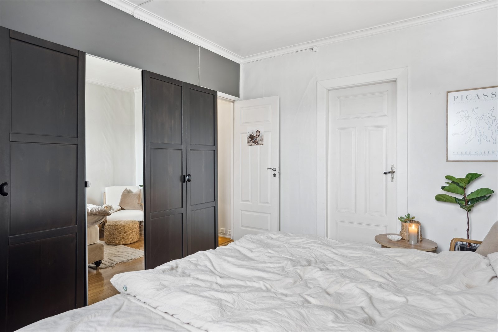 Leiligheten har i tillegg en bod i kjeller på ca. 4 kvm og en bod i gang på ca. 8 kvm for ekstra lagring. Galleribilde