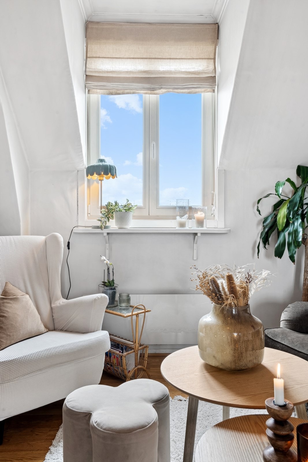 Rommet har et varmt og moderne preg med laminatgulv, malte glassfiberstrie- og panelvegger, samt en malt himling Galleribilde