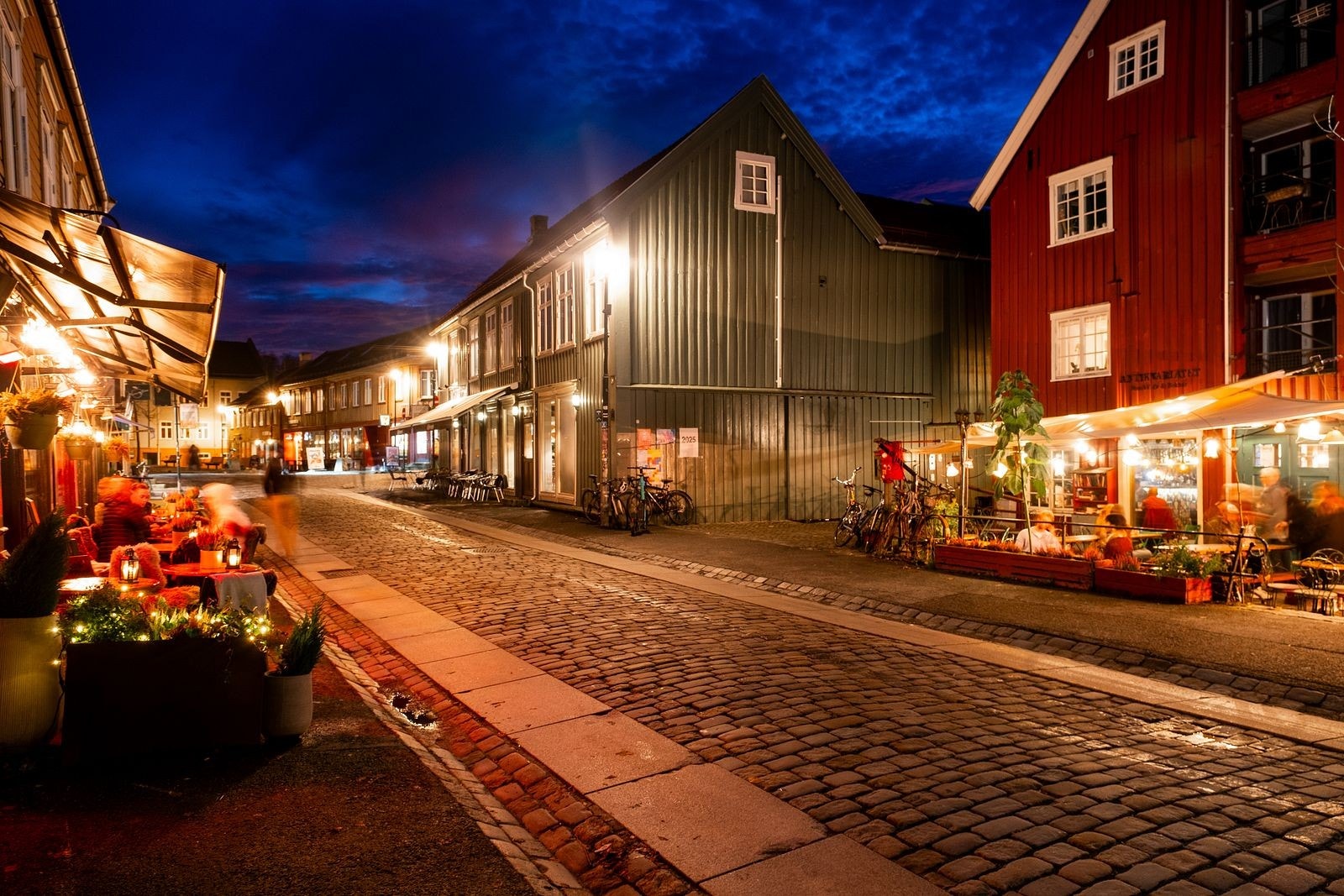 Bakklandet er en av byens mest sjarmerende og historiske bydeler, perfekt for rusleturer og koselige stopp. Galleribilde