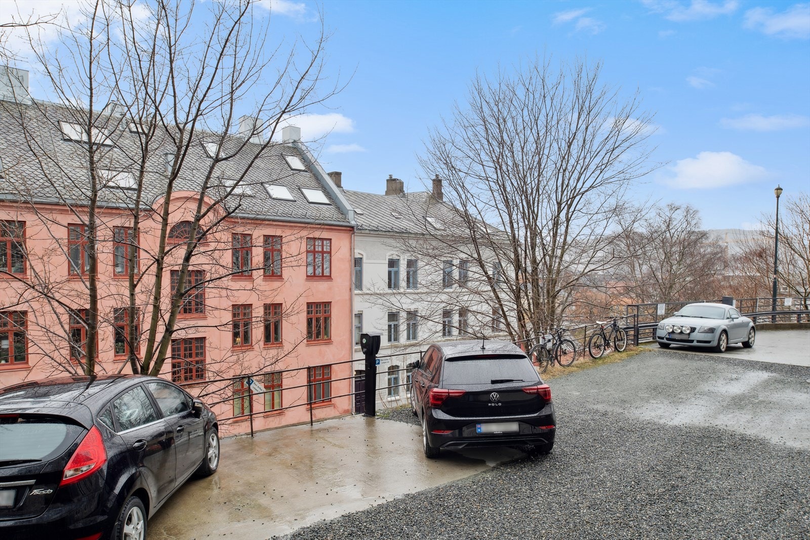 Det medfølger egen parkeringsplass med elbil-lader. Galleribilde