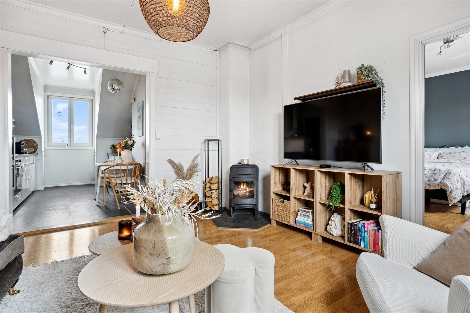 Den koselige vedovnen gir en behagelig atmosfære. Galleribilde