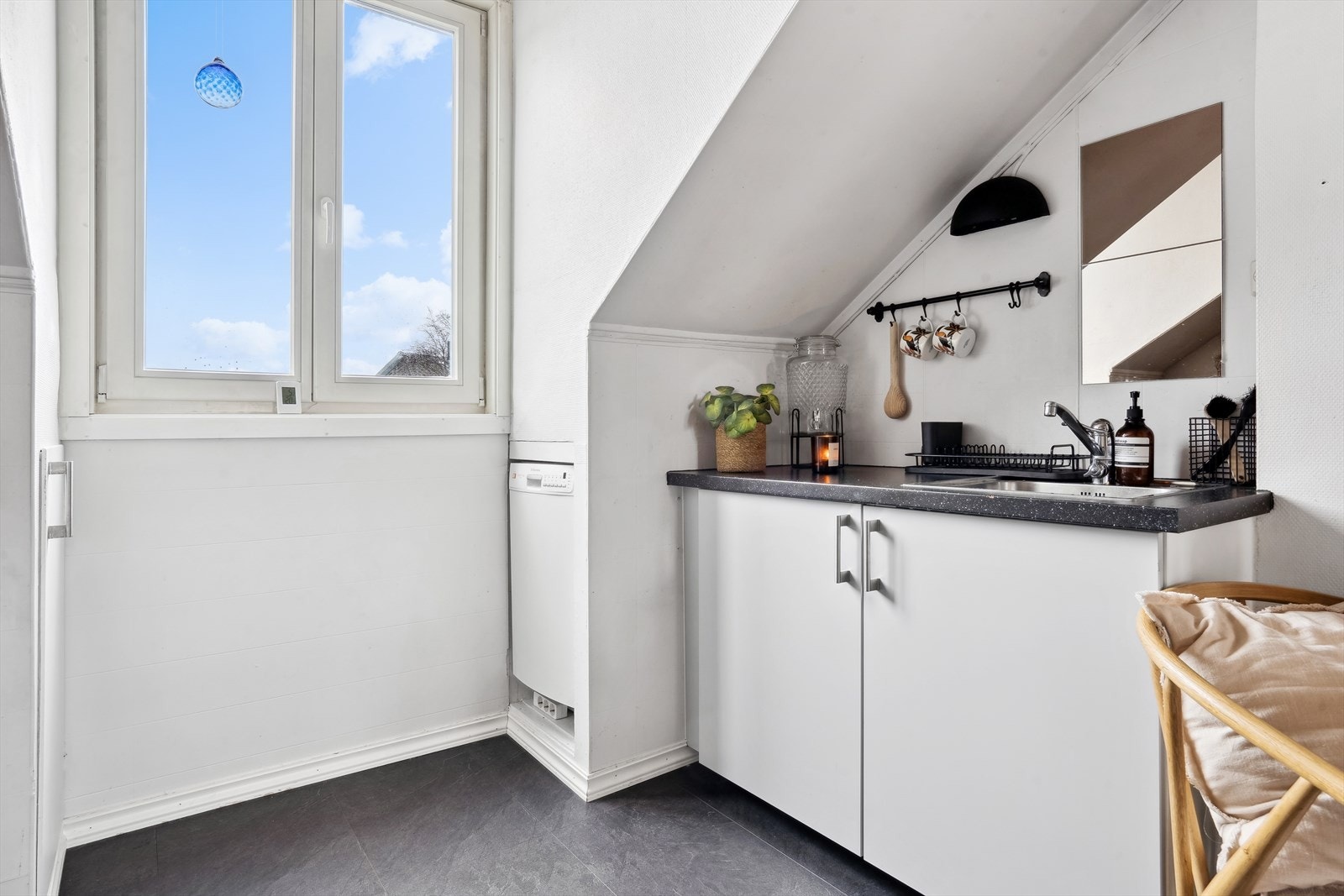 Kjøkkenet er utstyrt med mekanisk avtrekksvifte og kullfiltervifte over stekesonen, integrert stekovn og platetopp, samt opplegg for oppvaskmaskin. Galleribilde