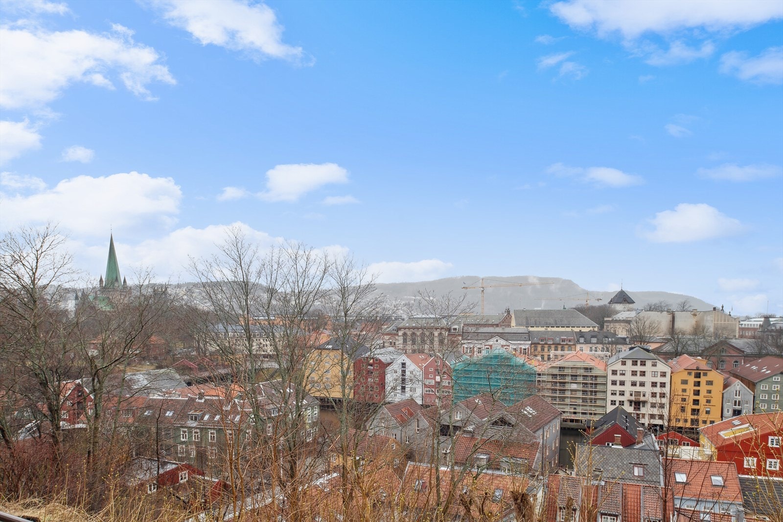 Fantastisk utsikt fra både stue og begge soverommene mot bl.a. Nidarosdomen, Gamle Bybro og NTNU Gløshaugen. Galleribilde