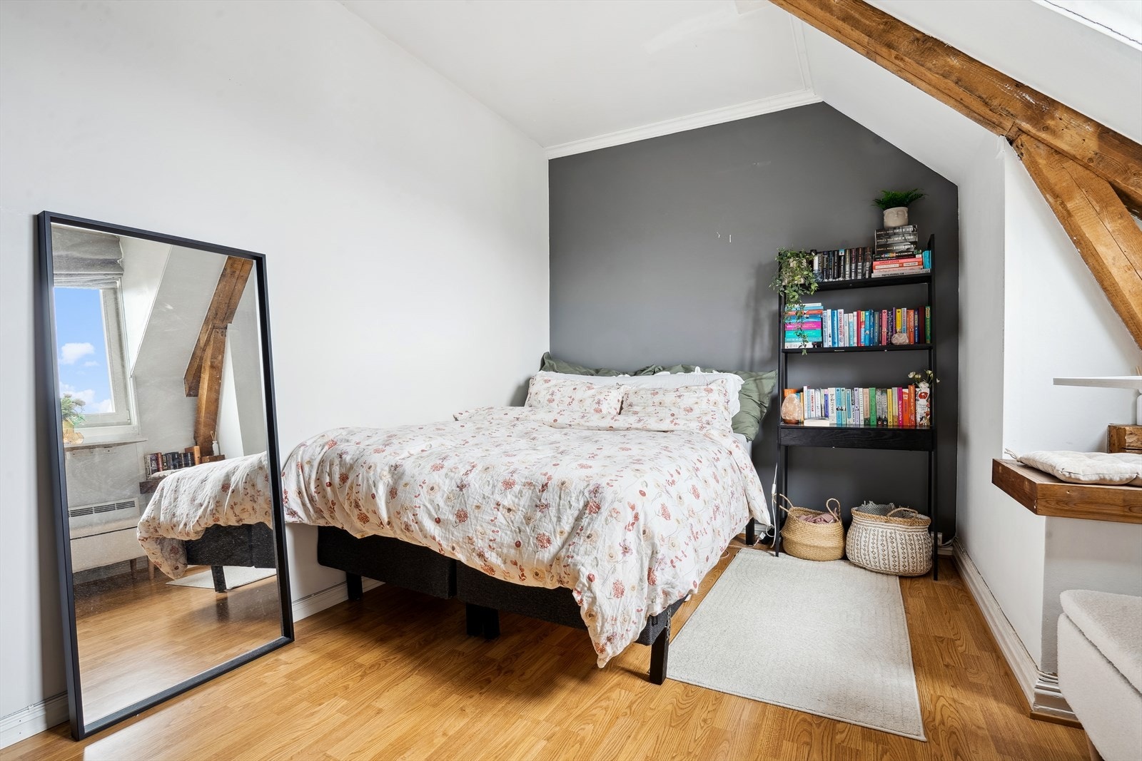 Begge rommene har praktisk laminatgulv, malte vegger og himling. Galleribilde