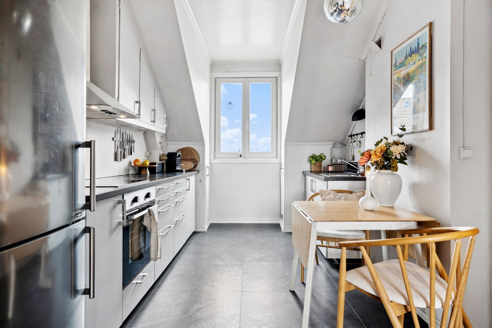 Kjøkkenet ble delvis oppgradert i 2015 og fremstår nå som moderne og funksjonelt. Galleribilde