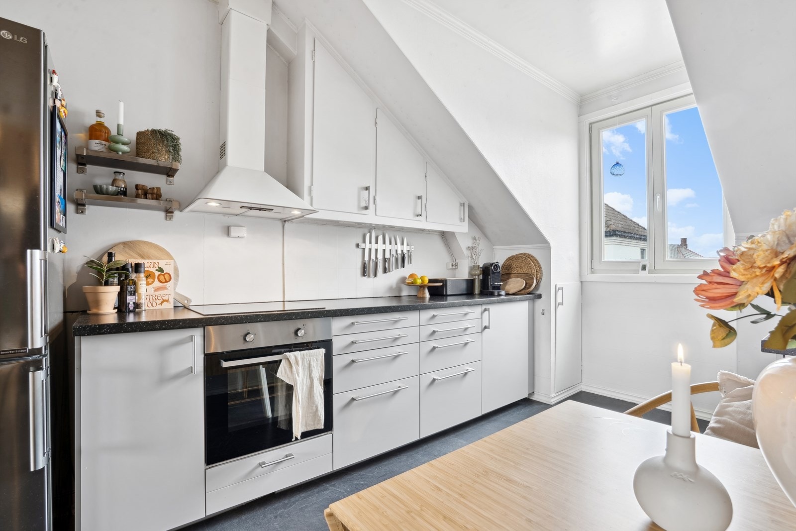 Det har stilrent laminatgulv, malte glassfiberstrievegger og fliser over benkeplaten, samt en lys og luftig malt himling. Galleribilde